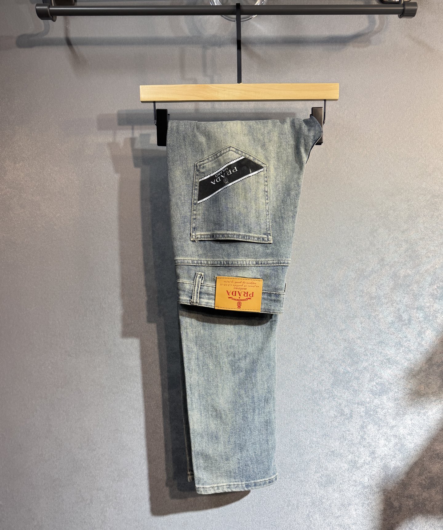 NO:428795,PRADA's latest spring and summer jeans are stress-free when entering and leaving the store. The counter is popular. Taste and value are shared. It is very comfortable to wear. It is low-key and luxurious. It is very classy when worn. The trouser style and cutting are not too much. The upper body is exquisite and vivid. It is truly first-class and top-quality. The real palace-grade casual pants are made of Turkish cotton and produce the most famous tannin cloth. The quality is excellent. It is heavy washing and makes the pants very soft. D32 The straight-footed style is not picky. The upper body is absolutely stylish and extremely luxurious!  Size 29-38 No 35, prada, prada, jeans, alexander wang19860909PRADA 普拉达春夏最新品牛仔裤出入专卖店无压力 专柜热销款 品味与价值共享 身穿着非常舒适 低调不失奢华 穿出去非常有档次,裤型款式和裁剪亦无需多言 上身精致跃然.真正一等一顶级质料 真正殿堂级的休闲裤,选用土耳其的棉花 生产出最有名的单宁布 品质卓然 经过重水洗使得裤子很柔软 D32 直脚的版型 不挑人 上身绝对的有型 极度奢华！尺码29-38无35,,prada,prada,jeans,alexander wang,Men's clothing