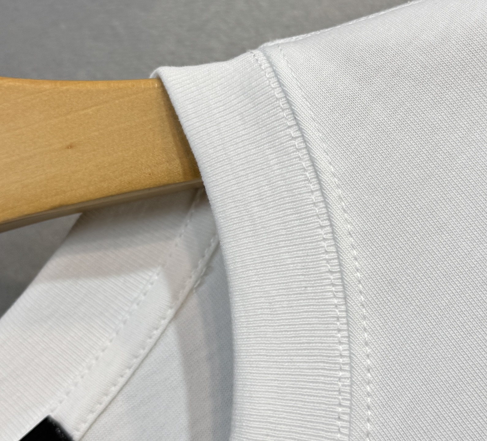 Richard MILLE 25SS: Cosmopolitan Cotton Short Sleeves in Classic Black and White - 图片 4