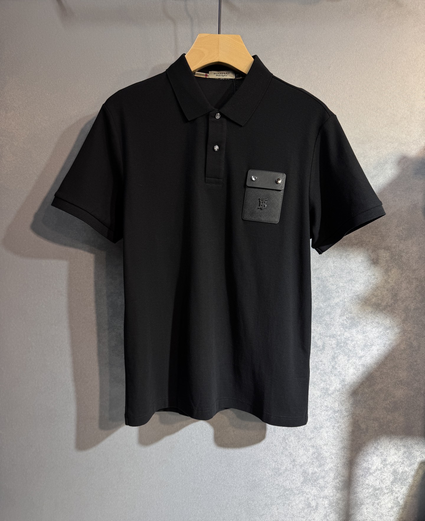 NO:428797,BURBERRY 25SS new spring and summer short-sleeved version, the highest version is customized with high-end bead flooring fabric simple and fashionable, with thread color combination and thread color matching super beautiful!  Classic logo design, simple and elegant style!  518 is full of high-end feel, can be worn in all seasons. Simple European style, simple and atmospheric, the same style on sale on the official website. Color black and white. Number of code M-4XL (please report height and weight if you place an order), burberry, burberry, T-shirt, alexander wang19860909BURBERRY 巴宝莉 25SS新款春夏短袖 最高版本客供定制高端珠地棉面料简单时尚款,螺纹拼色螺纹配色超级好看！经典logo的设计 简单大方的款式！518满满的高级感,四季可穿.简欧风格,简洁大气,官网同款在售.颜色黑色 白色 .码数M-4XL（下单请报身高体重）,,burberry,burberry,T-shirt,alexander wang,Men's clothing