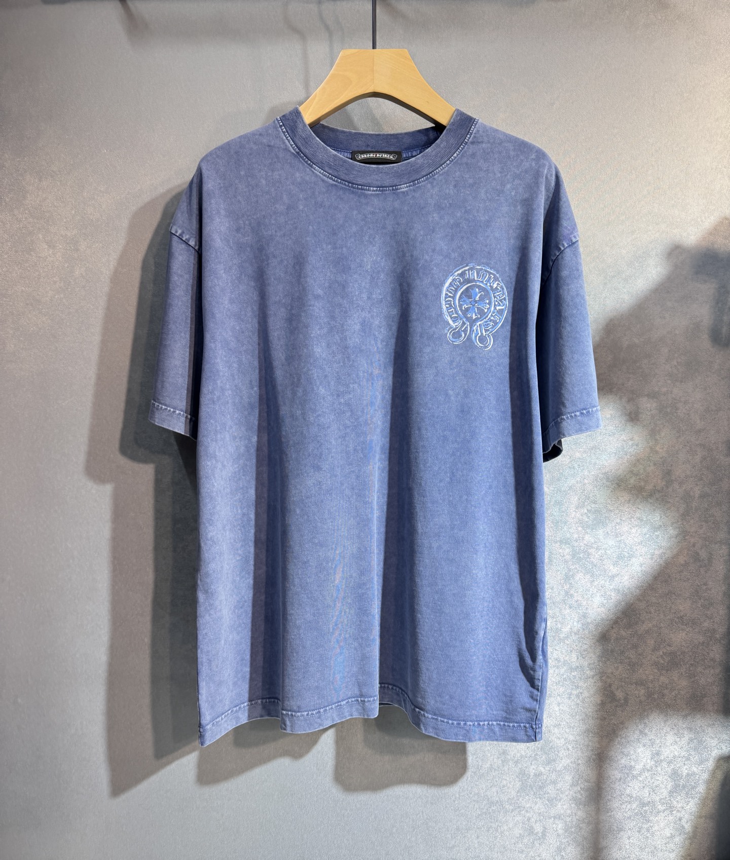 NO:428834,CH Croxin 25SS new spring and summer short sleeves, the highest version of customized high-end pure cotton fabric, simple and fashionable style, super beautiful color matching!  Classic logo design, simple and elegant style!  608 is full of high-end feel, can be worn in all seasons. Simple European style, simple and atmospheric, the same style on sale on the official website. Color black and white. S-XXL (please report height and weight when placing an order), chrome hearts, T-shirt, alexander wang19860909CH 克罗心 25SS新款春夏短袖 最高版本客供定制高端纯棉面料 简单时尚款,配色超级好看！经典logo的设计 简单大方的款式！608满满的高级感,四季可穿.简欧风格,简洁大气,官网同款在售.颜色黑色 白色 .码数S-XXL（下单请报身高体重),,chrome hearts,T-shirt,alexander wang,Men's clothing