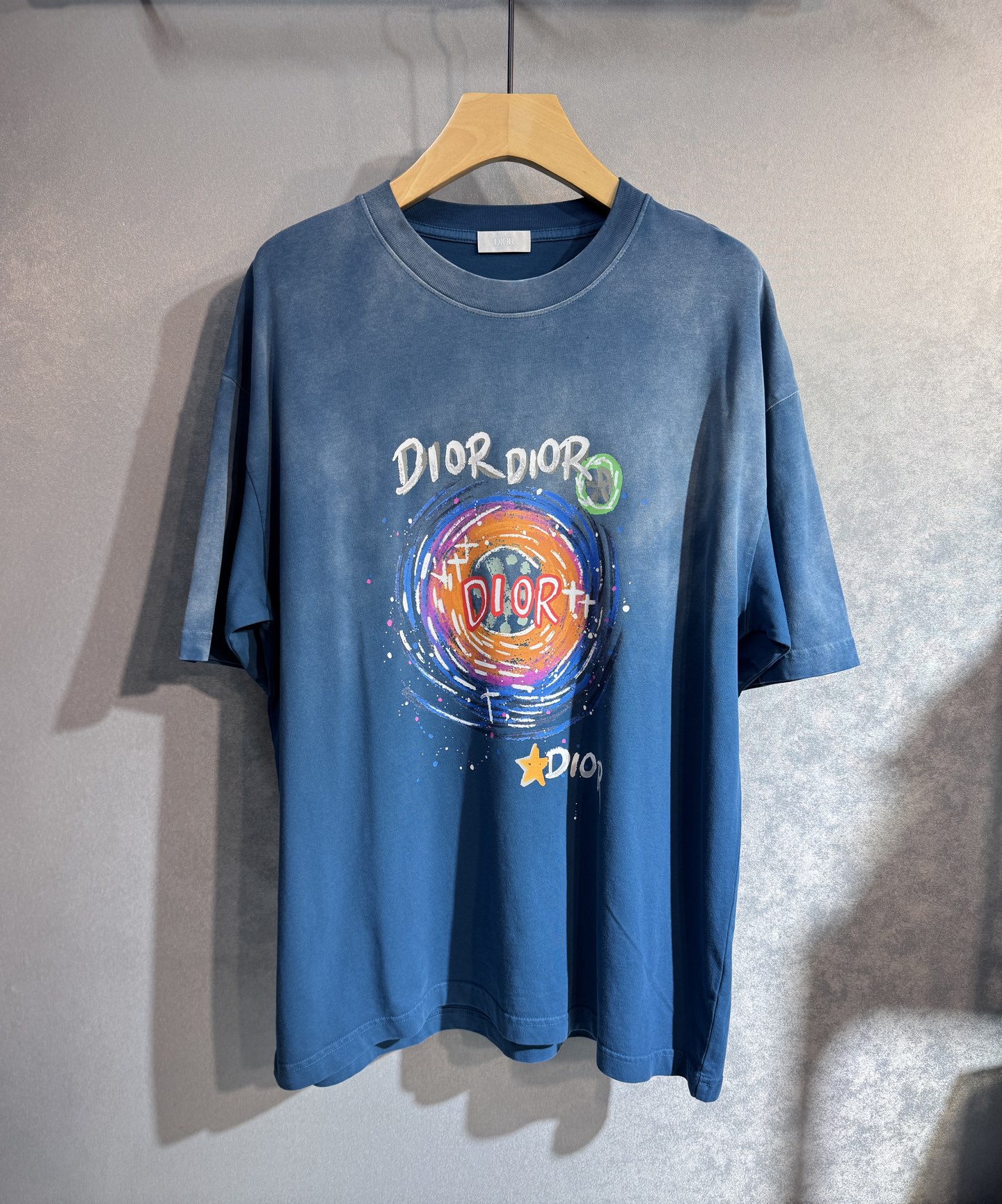 NO:428844,Dior 25SS new spring and summer short sleeves, the highest version of custom high-end pure cotton fabric, simple and fashionable style, super beautiful color matching!  Classic logo design, simple and elegant style!  608 full of high-end feel, can be worn in all seasons. Simple European style, simple and elegant, the same style on the official website is on sale. S-XXL (please report height and weight if you place an order),,dior,dior,T-shirt,alexander wang19860909Dior 迪奥 25SS新款春夏短袖 最高版本客供定制高端纯棉面料 简单时尚款,配色超级好看！经典logo的设计 简单大方的款式！608满满的高级感,四季可穿.简欧风格,简洁大气,官网同款在售.码数S-XXL（下单请报身高体重),,dior,dior,T-shirt,alexander wang,Men's clothing