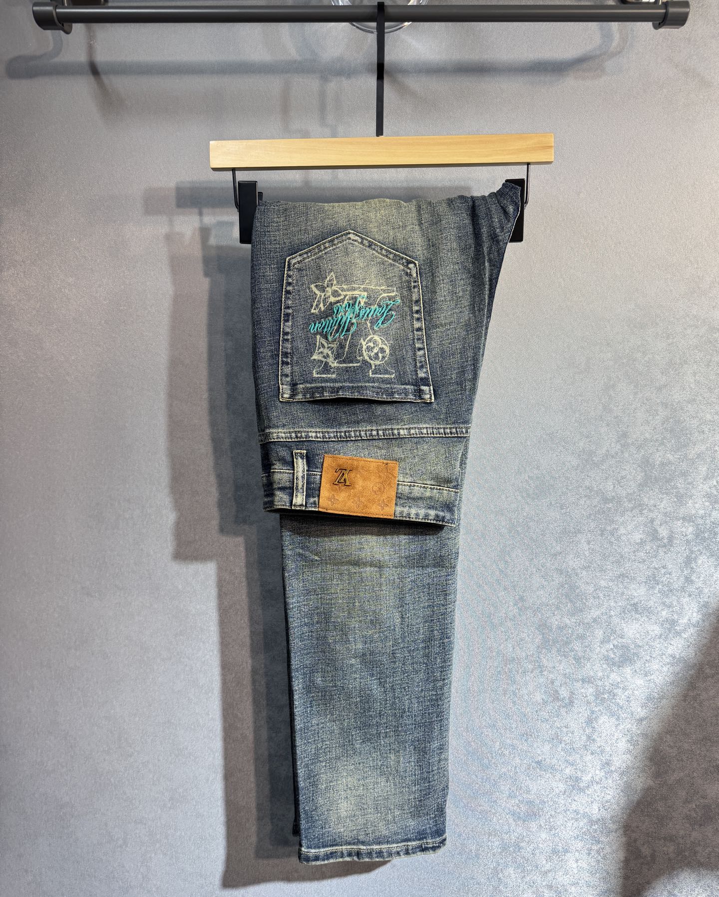 NO:428801,LV Louis Vuitton's new autumn jeans are popular in the counter. Taste and value are shared. They are very comfortable to wear, low-key and luxurious. They are very classy when worn. There is no need to say much about the style and cutting of the pants. The upper body is exquisite and vivid. The true first-class quality is the real-class casual pants, which are made of Turkish cotton. A22 produces the most famous tannin fabric. The quality is excellent. After heavy washing, the pants are very soft. The straight-footed style is not picky. The upper body is absolutely stylish and extremely luxurious!  Number of codes 29-40. None 37, louis vuitton,louis vuitton,jeans,alexander wang19860909LV 路易威登秋季新款牛仔裤专柜热销款 品味与价值共享 身穿着非常舒适 低调不失奢华 穿出去非常有档次,裤型款式和裁剪亦无需多言 上身精致跃然.真正一等一顶级质料 真正殿堂级的休闲裤,选用土耳其的棉花 A22生产出最有名的单宁布 品质卓然 经过重水洗使得裤子很柔软 直脚的版型 不挑人 上身绝对的有型 极度奢华！码数29-40.无37,,louis vuitton,louis vuitton,jeans,alexander wang,Men's clothing