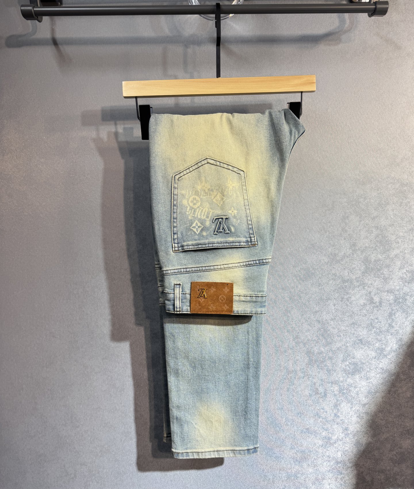 NO:428807,LV Louis Vuitton is a hot-selling new autumn jeans counter. Taste and value are shared. They are very comfortable to wear. They are low-key and luxurious. They are very classy when worn. There is no need to say much about the style and cutting of the pants. The upper body is exquisite and vivid. The true first-class quality is the real-class casual pants, which are made of Turkish cotton. A22 produces the most famous tannin fabric. The quality is excellent. After heavy washing, the pants are very soft. The straight-footed style is not picky. The upper body is absolutely stylish and extremely luxurious!  Number of codes 29-40. None 37, louis vuitton,louis vuitton,jeans,alexander wang19860909LV 路易威登 秋季新款牛仔裤专柜热销款 品味与价值共享 身穿着非常舒适 低调不失奢华 穿出去非常有档次,裤型款式和裁剪亦无需多言 上身精致跃然.真正一等一顶级质料 真正殿堂级的休闲裤,选用土耳其的棉花 A22生产出最有名的单宁布 品质卓然 经过重水洗使得裤子很柔软 直脚的版型 不挑人 上身绝对的有型 极度奢华！码数29-40.无37,,louis vuitton,louis vuitton,jeans,alexander wang,Men's clothing