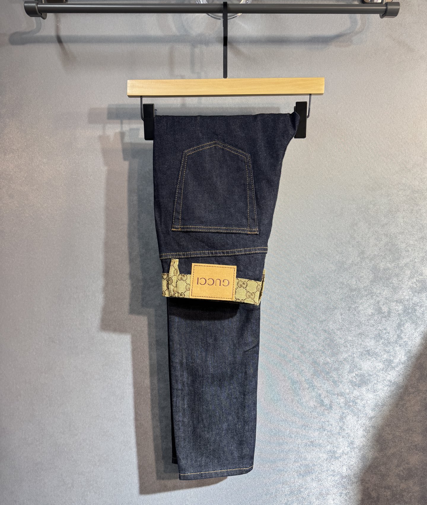 NO:428813,GUCCI's new autumn jeans are popular in the counter. Taste and value are shared. They are very comfortable to wear, low-key and luxurious. They are very classy when worn. There is no need to say much about the style and cutting of the pants. The upper body is exquisite and vivid. The true first-class quality is the real-class casual pants, which are made of Turkish cotton. A22 produces the most famous tannin cloth. The quality is excellent. After heavy washing, the pants are very soft. The straight-footed style is not picky. The upper body is absolutely stylish and extremely luxurious!  Number of codes 29-38. None 37, gucci, jeans, alexander wang19860909GUCCI 古奇秋季新款牛仔裤专柜热销款 品味与价值共享 身穿着非常舒适 低调不失奢华 穿出去非常有档次,裤型款式和裁剪亦无需多言 上身精致跃然.真正一等一顶级质料 真正殿堂级的休闲裤,选用土耳其的棉花 A22生产出最有名的单宁布 品质卓然 经过重水洗使得裤子很柔软 直脚的版型 不挑人 上身绝对的有型 极度奢华！码数29-38.无37,,gucci,jeans,alexander wang,Men's clothing