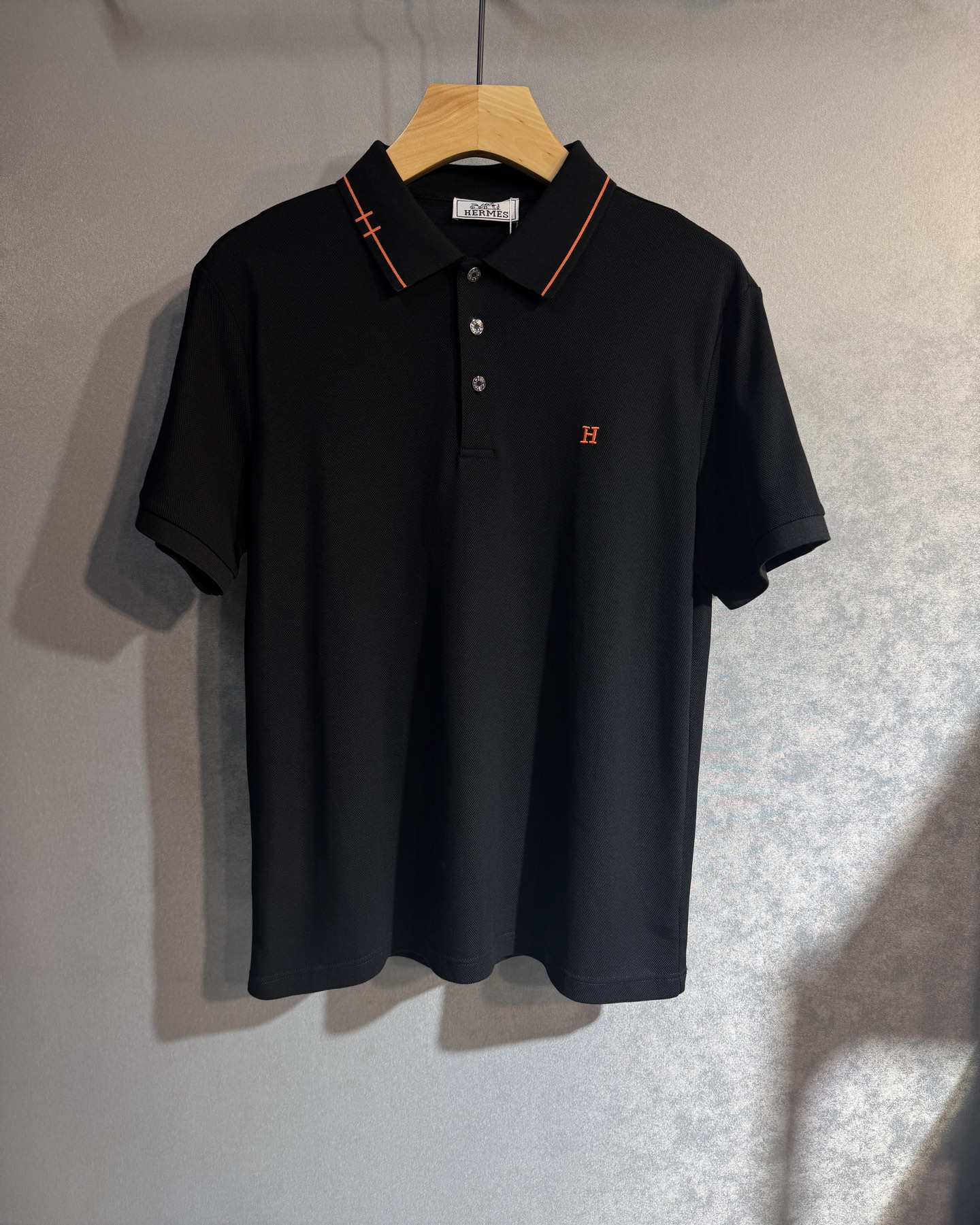 NO:428815,HERMES 25SS new spring and summer short-sleeved version, the highest version is customized with high-end mercerized bead floor cotton fabric. Simple and fashionable style, thread color matching is super good!  Classic logo design, simple and elegant style!  Full of high-end feel, can be worn in all seasons. 216 Simple European style, simple and elegant, the same style on sale on the official website. Color black, white, blue khaki. Number of code M-4XL (please report height and weight if you place an order),, hermes, hermes, T-shirt, alexander wang19860909HERMES 爱马仕25SS新款春夏短袖 最高版本客供定制 高端丝光珠地棉面料.简单时尚款,螺纹拼色螺纹配色超级好看！经典logo的设计 简单大方的款式！满满的高级感,四季可穿.216 简欧风格,简洁大气,官网同款在售.颜色黑色 白色 蓝色卡其色.码数M-4XL（下单请报身高体重）,,hermes,hermes,T-shirt,alexander wang,Men's clothing