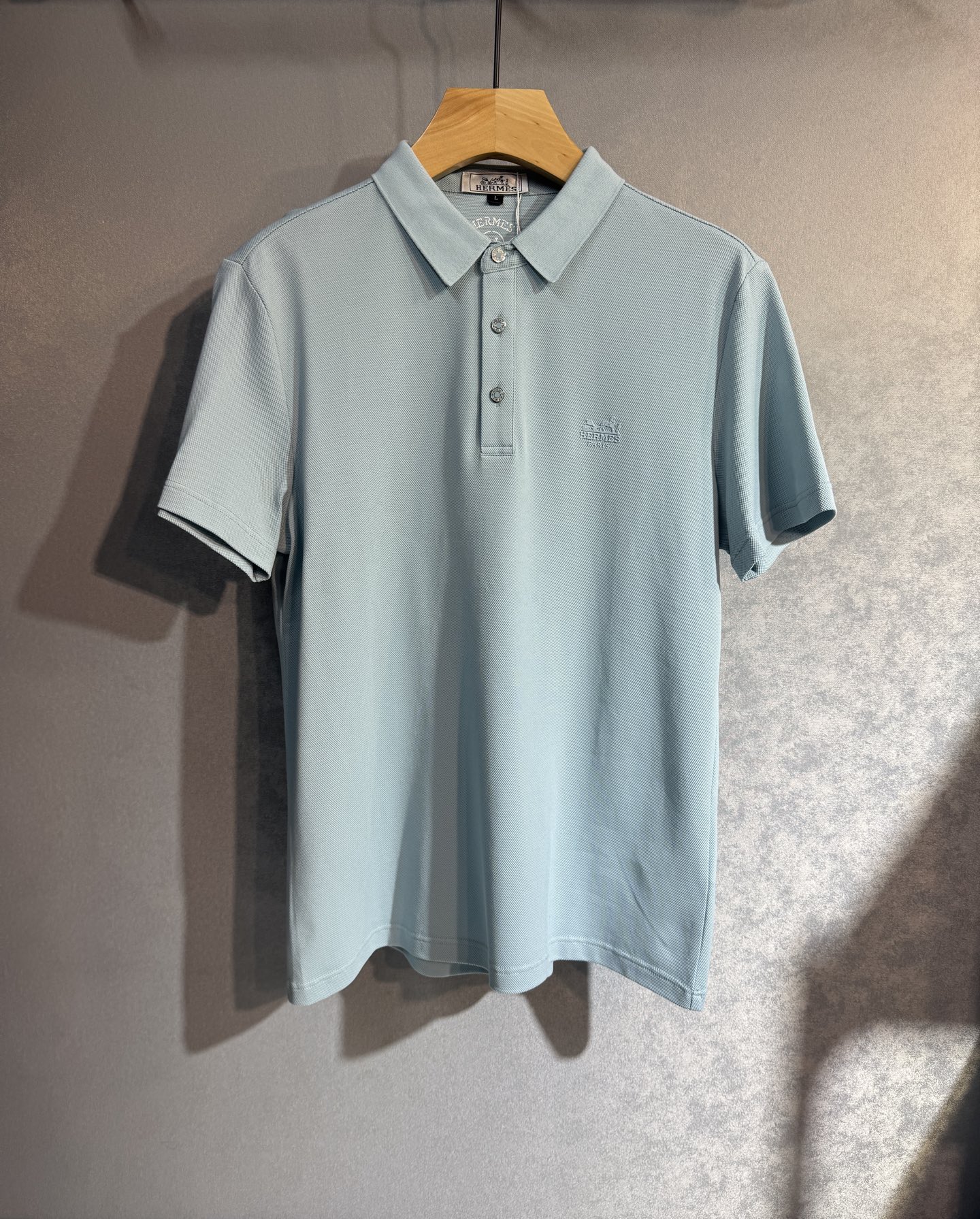 NO:487252,HERMES 25SS new spring and summer short-sleeved version, the highest version is customized with high-end mercerized bead floor cotton fabric. Simple and fashionable style, thread color matching is super good!  Classic logo design, simple and elegant style!  Full of high-end feel, can be worn in all seasons. 216 Simple European style, simple and atmospheric, the same style on sale on the official website. Color black, white, sky blue, dark blue. Number of code M-4XL (please report height and weight if you place an order),, hermes, hermes, T-shirt, alexander wang19860909HERMES 爱马仕 25SS新款春夏短袖 最高版本客供定制 高端丝光珠地棉面料.简单时尚款,螺纹拼色螺纹配色超级好看！经典logo的设计 简单大方的款式！满满的高级感,四季可穿.216 简欧风格,简洁大气,官网同款在售.颜色黑色 白色 天蓝色 深蓝色.码数M-4XL（下单请报身高体重）,,hermes,hermes,T-shirt,alexander wang,Men's clothing