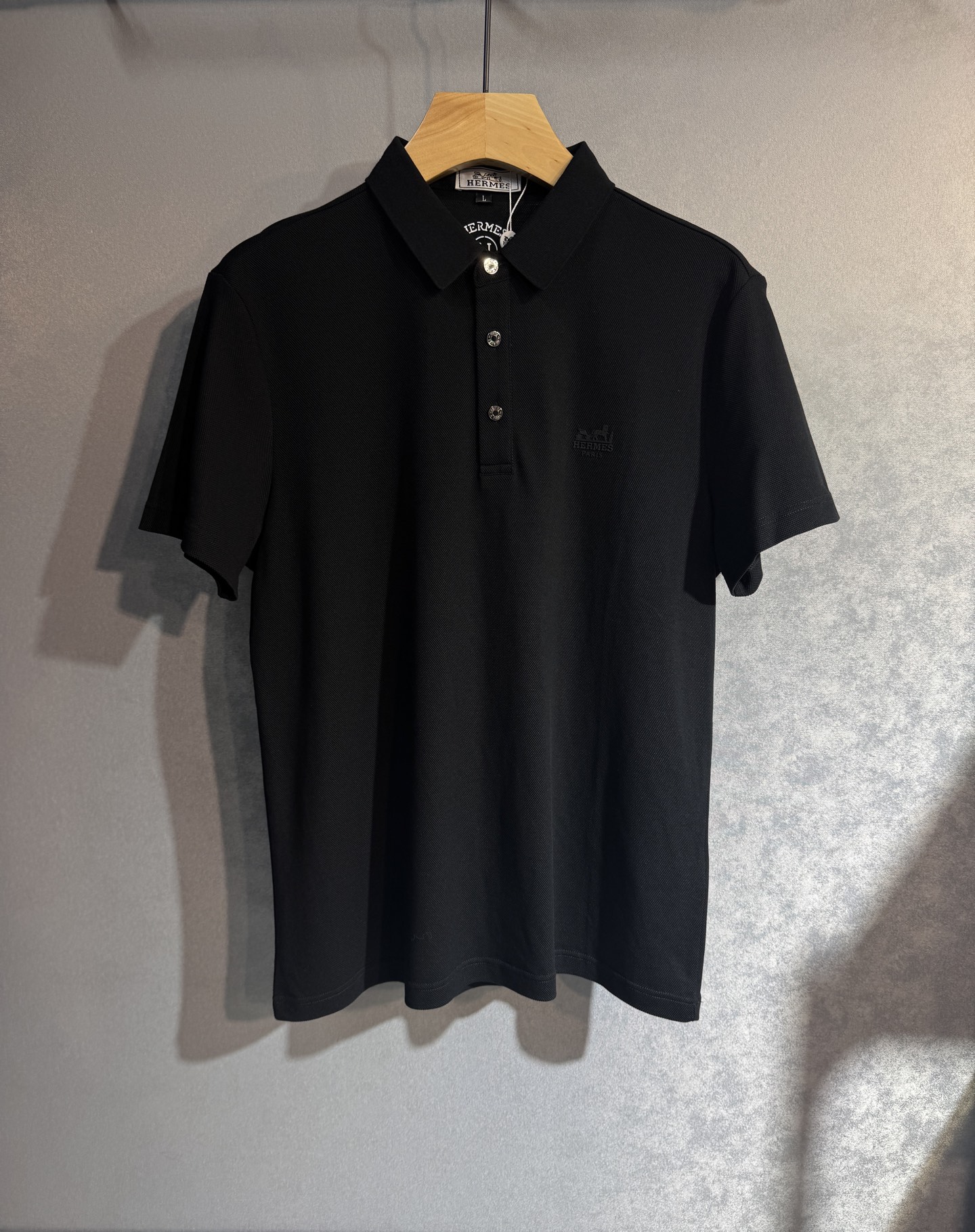 NO:487264,HERMES 25SS new spring and summer short-sleeved version, the highest version is customized with high-end mercerized bead floor cotton fabric. Simple and fashionable style, thread color matching is super good!  Classic logo design, simple and elegant style!  Full of high-end feel, can be worn in all seasons. 216 Simple European style, simple and atmospheric, the same style on sale on the official website. Color black, white, sky blue, dark blue. Number of code M-4XL (please report height and weight if you place an order),, hermes, hermes, T-shirt, alexander wang19860909HERMES 爱马仕 25SS新款春夏短袖 最高版本客供定制 高端丝光珠地棉面料.简单时尚款,螺纹拼色螺纹配色超级好看！经典logo的设计 简单大方的款式！满满的高级感,四季可穿.216 简欧风格,简洁大气,官网同款在售.颜色黑色 白色 天蓝色 深蓝色.码数M-4XL（下单请报身高体重）,,hermes,hermes,T-shirt,alexander wang,Men's clothing