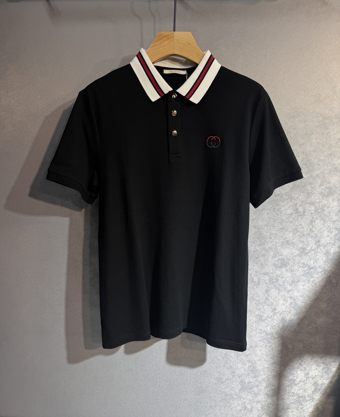 NO:428809,GUCCI Gucci 25SS new spring and summer short-sleeved version, the highest version is customized with high-end mercerized bead floor cotton fabric. Simple and fashionable style, thread color matching is super good!  Classic logo design, simple and elegant style!  Full of high-end feel, can be worn in all seasons. 216 Simple European style, simple and elegant, the same style on sale on the official website. Color black, white, blue. Number of code M-4XL (please report height and weight if you place an order), gucci, T-shirt, alexander wang19860909GUCCI 古奇25SS新款春夏短袖 最高版本客供定制 高端丝光珠地棉面料.简单时尚款,螺纹拼色螺纹配色超级好看！经典logo的设计 简单大方的款式！满满的高级感,四季可穿.216 简欧风格,简洁大气,官网同款在售.颜色黑色 白色 蓝色.码数M-4XL（下单请报身高体重）,,gucci,T-shirt,alexander wang,Men's clothing