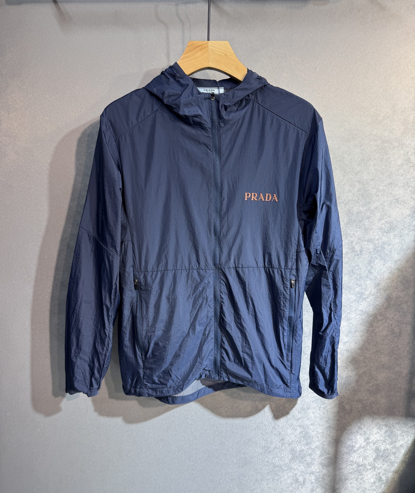 NO:428846,PRADA 2025 summer sun protection suit skin clothing, a must-have outdoors!  Made of imported light nylon technology fabric, the 3D printed upper body is soft and comfortable, wind, rain and sun protection, and super light!  The style is even more fashionable and stylish, with various details highlighting the quality!  Spring and Autumn can be used as a jacket, and S2 is usually used to make a concave look very nice!  Making air-conditioned sunscreen clothes in summer, practical and versatile. Color gray and blue. Number of code M-3XL (please report height and weight by placing an order), prada, prada, jackets & coats, alexander wang19860909PRADA 普拉达 2025夏季防晒衣套装皮肤衣,户外必备！采用进口轻尼龙科技面料制作,3D印花上身柔软舒适,防风防雨防晒,并且超级轻盈！款式更是时尚有型,,各种细节凸显品质！春秋可作为外套穿搭,s2平时用以凹造型都非常nice！夏季做空调防晒衣,实用又百搭. 颜色灰色 蓝色.码数M-3XL（下单请报身高体重）,,prada,prada,jackets & coats,alexander wang,Men's clothing