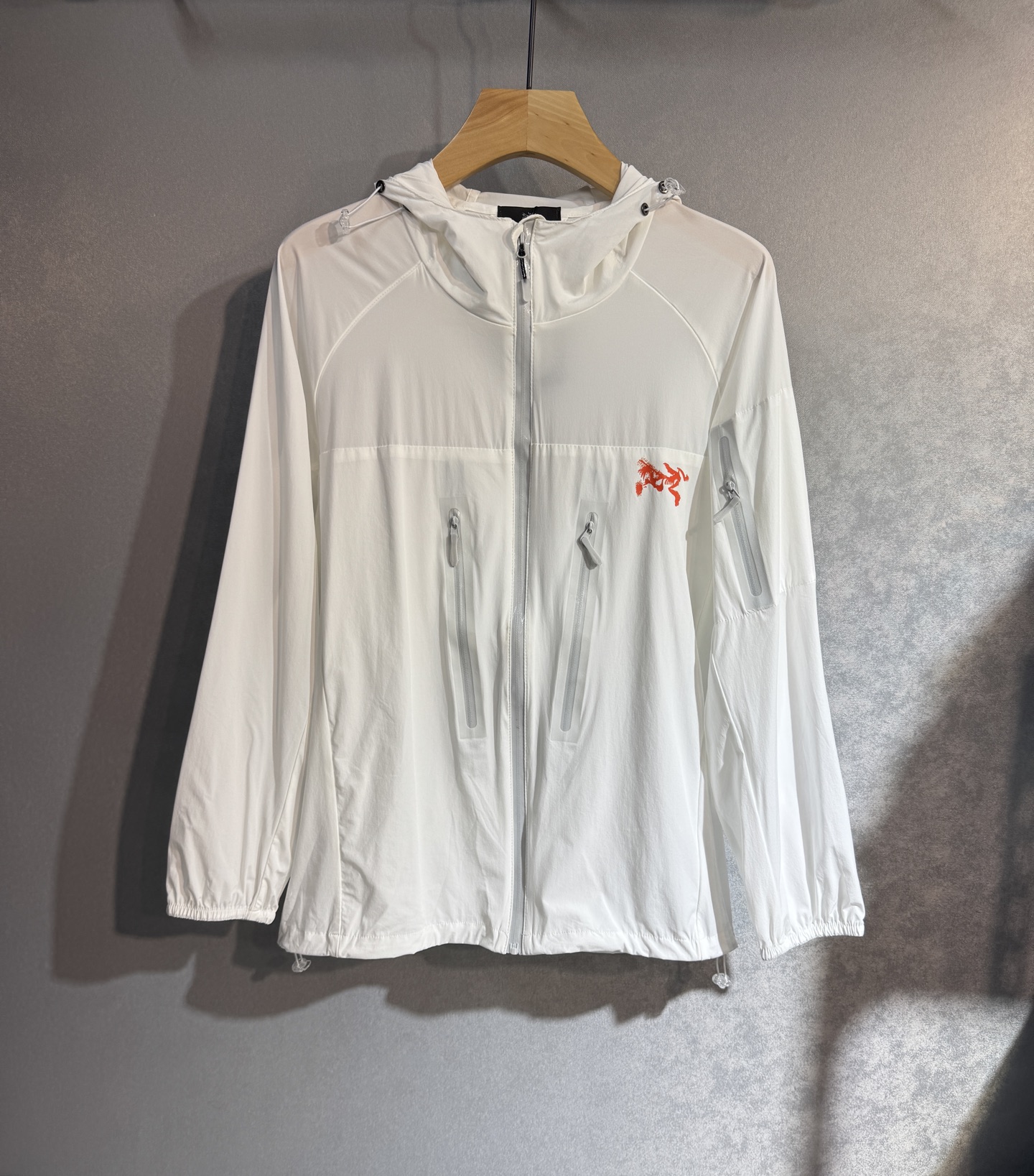 NO:428836,Archaeopteryx 2025 summer sun protection suit skin clothing, a must-have outdoors!  Made of imported light nylon technology fabric, the 3D printed upper body is soft and comfortable, wind, rain and sun protection, and super light!  The style is even more fashionable and stylish, with various details highlighting the quality!  Spring and Autumn can be used as a jacket, and S2 is usually used to make a concave look very nice!  Making air-conditioned sunscreen clothes in summer, practical and versatile. Color black and white. Number of code M-3XL (please report height and weight if you place an order), arc'teryx, jackets & coats, alexander wang19860909始祖鸟 2025夏季防晒衣套装皮肤衣,户外必备！采用进口轻尼龙科技面料制作,3D印花上身柔软舒适,防风防雨防晒,并且超级轻盈！款式更是时尚有型,,各种细节凸显品质！春秋可作为外套穿搭,s2平时用以凹造型都非常nice！夏季做空调防晒衣,实用又百搭. 颜色黑色 白色.码数M-3XL（下单请报身高体重）,arc'teryx,jackets & coats,alexander wang,Men's clothing