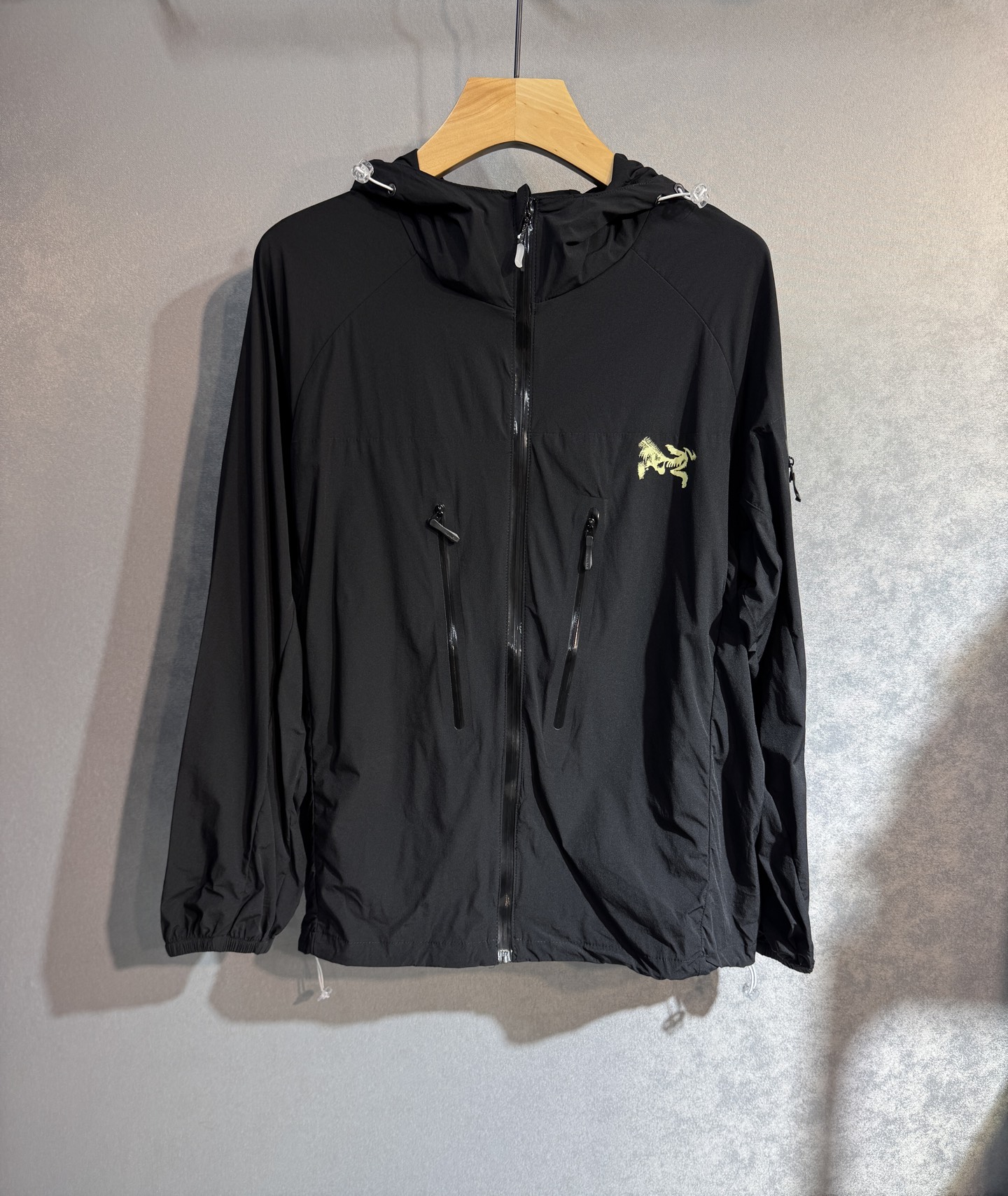 NO:428841,PRADA 2025 summer sun protection suit skin clothing, a must-have outdoors!  Made of imported light nylon technology fabric, the 3D printed upper body is soft and comfortable, wind, rain and sun protection, and super light!  The style is even more fashionable and stylish, with various details highlighting the quality!  Spring and Autumn can be used as a jacket, and S2 is usually used to make a concave look very nice!  Making air-conditioned sunscreen clothes in summer, practical and versatile. Color black and white. Number of code M-3XL (please report height and weight by order), prada, prada, jackets & coats, alexander wang19860909PRADA 普拉达 2025夏季防晒衣套装皮肤衣,户外必备！采用进口轻尼龙科技面料制作,3D印花上身柔软舒适,防风防雨防晒,并且超级轻盈！款式更是时尚有型,,各种细节凸显品质！春秋可作为外套穿搭,s2平时用以凹造型都非常nice！夏季做空调防晒衣,实用又百搭. 颜色黑色 白色.码数M-3XL（下单请报身高体重）,,prada,prada,jackets & coats,alexander wang,Men's clothing