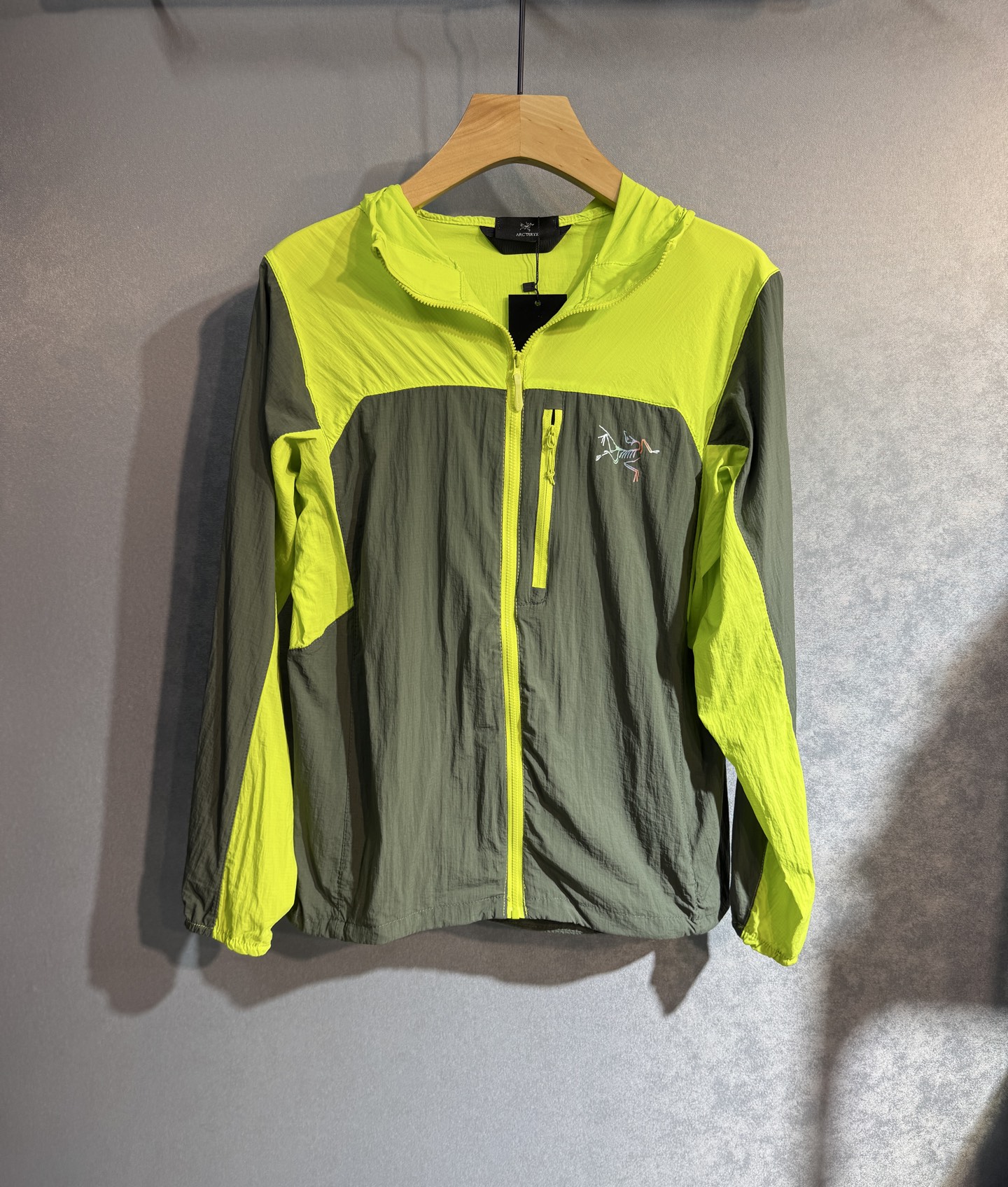 NO:428848,Archaeopteryx 2025 summer sun protection suit skin clothing, a must-have outdoors!  Made of imported light nylon technology fabric, the 3D printed upper body is soft and comfortable, wind, rain and sun protection, and super light!  The style is even more fashionable and stylish, with various details highlighting the quality!  Spring and Autumn can be used as a jacket, and S2 is usually used to make a concave look very nice!  Making air-conditioned sunscreen clothes in summer, practical and versatile. Color picture color. Number of code M-3XL (please report height and weight by placing an order), arc'teryx, jackets & coats, alexander wang19860909始祖鸟 2025夏季防晒衣套装皮肤衣,户外必备！采用进口轻尼龙科技面料制作,3D印花上身柔软舒适,防风防雨防晒,并且超级轻盈！款式更是时尚有型,,各种细节凸显品质！春秋可作为外套穿搭,s2平时用以凹造型都非常nice！夏季做空调防晒衣,实用又百搭. 颜色图片色.码数M-3XL（下单请报身高体重）,arc'teryx,jackets & coats,alexander wang,Men's clothing