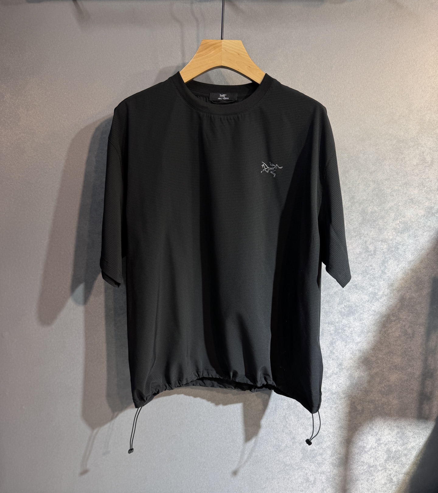 NO:428821,Archaeopteryx 25SS new spring and summer casual short-sleeved version, the highest version is customized quick-drying fabric, comfortable and breathable, simple and fashionable, with super good color matching!  Classic logo design Simple and elegant style Full of high-end feel, 608 can be worn in all seasons. Simple European style, simple and atmospheric, the same style on sale on the official website. Color: Black Khaki. Number of code M-3XL (please report height and weight if you place an order), arc'teryx, T-shirt, alexander wang19860909始祖鸟 25SS新款春夏休闲短袖 最高版本客供定制速干面料 舒适透气性好 简单时尚款,配色超级好看！经典logo的设计 简单大方的款式 满满的高级感,608四季可穿.简欧风格,简洁大气,官网同款在售.颜色: 黑色 卡其色.码数M-3XL（下单请报身高体重）,arc'teryx,T-shirt,alexander wang,Men's clothing