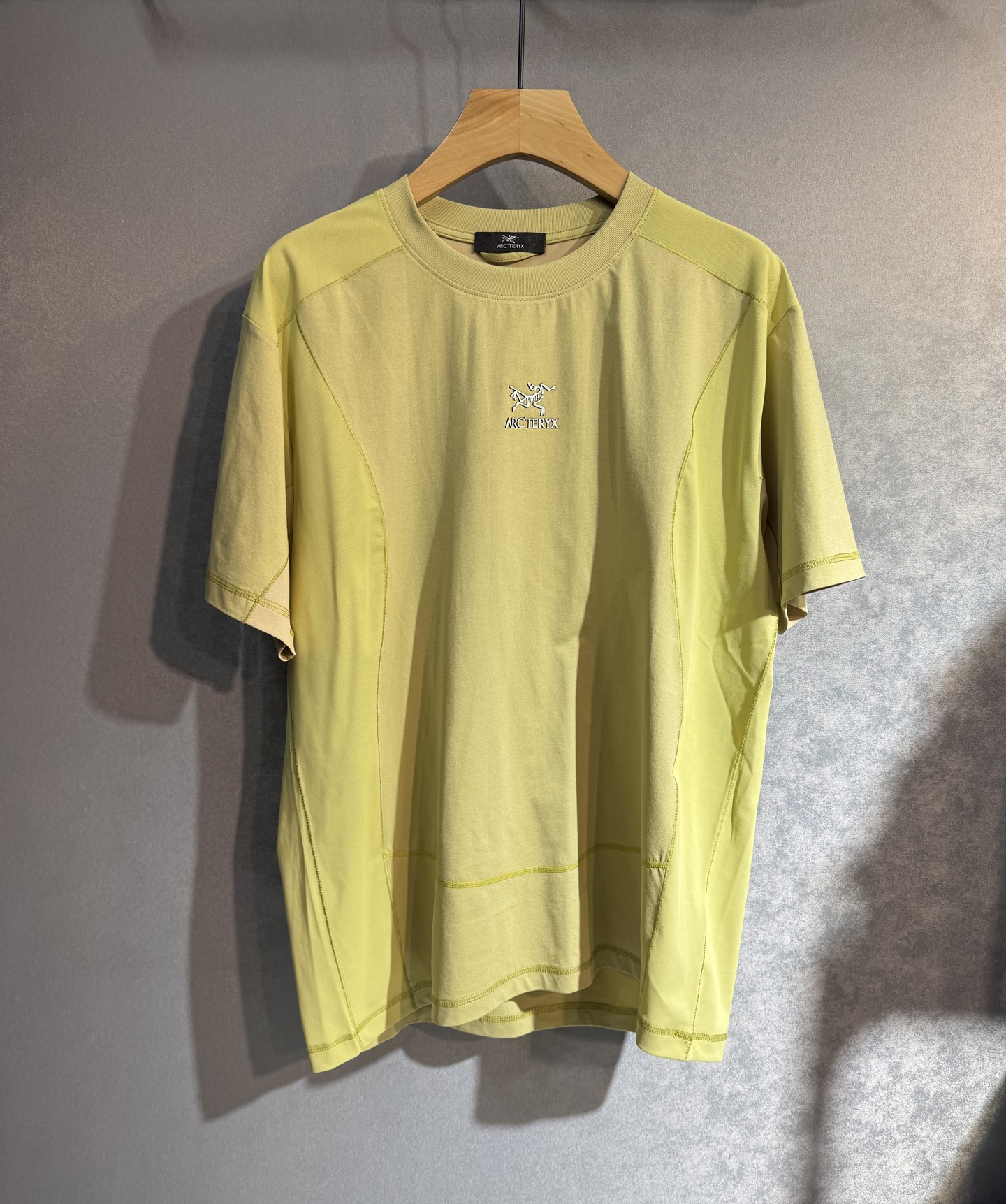 NO:428826,Archaeopteryx 25SS new spring and summer casual short-sleeved version, the highest version is customized quick-drying fabric, comfortable and breathable, simple and fashionable, with super good color matching!  Classic logo design Simple and elegant style Full of high-end feel, 608 can be worn in all seasons. Simple European style, simple and elegant, the same style on sale on the official website. Color: Black Green. Number of code M-3XL (please report height and weight if you place an order), arc'teryx, T-shirt, alexander wang19860909始祖鸟 25SS新款春夏休闲短袖 最高版本客供定制速干面料 舒适透气性好 简单时尚款,配色超级好看！经典logo的设计 简单大方的款式 满满的高级感,608四季可穿.简欧风格,简洁大气,官网同款在售.颜色: 黑色 绿色.码数M-3XL（下单请报身高体重）,arc'teryx,T-shirt,alexander wang,Men's clothing