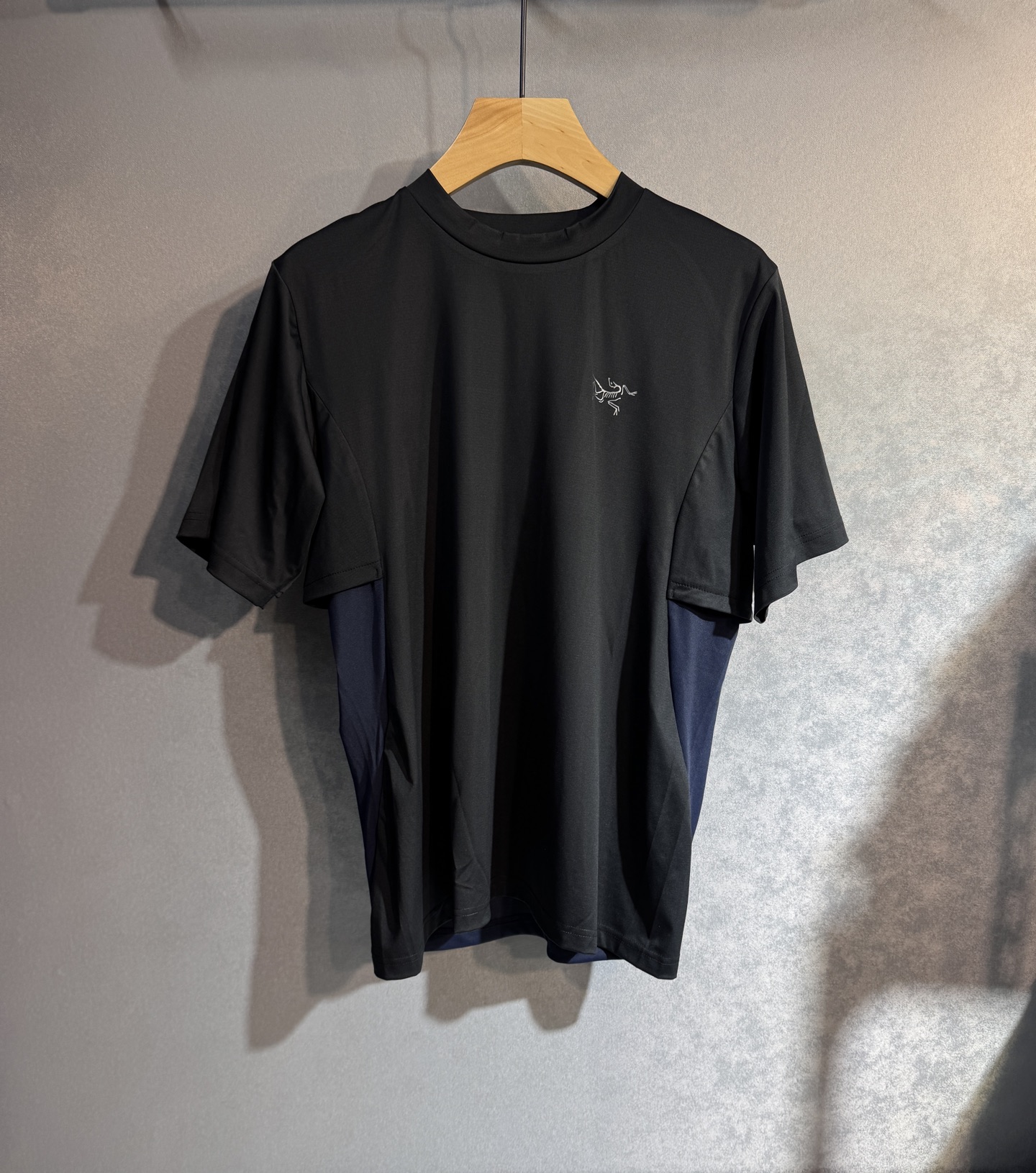 NO:487257,Archaeopteryx 25SS new spring and summer short-sleeved version, the highest version is customized high-end quick-drying fabric, super breathable and comfortable, simple and fashionable, with super good color matching!  The design of the classic logo, the splicing design behind it is more distinctive, 608 simple and elegant style!  Full of high-end feel, wearable in all seasons. Simple European style, simple and elegant, the same style on sale on the official website. Color black khaki. Number of code S-XXL (please report height and weight if you place an order), arc'teryx, T-shirt, alexander wang19860909始祖鸟 25SS新款春夏短袖 最高版本客供定制高端速干面料 超级透气舒适 简单时尚款,配色超级好看！经典logo的设计 背后拼接设计更有特色 608简单大方的款式！满满的高级感,四季可穿.简欧风格,简洁大气,官网同款在售.颜色黑色 卡其色.码数S-XXL（下单请报身高体重）,arc'teryx,T-shirt,alexander wang,Men's clothing