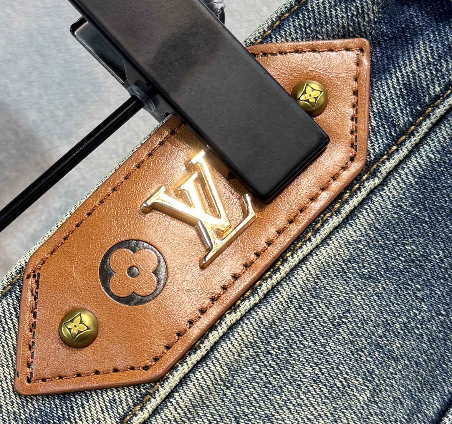 🔥LV 路易威登 秋季新款牛仔裤🔥专柜热销款 品味与价值共享 身穿着非常舒适 低调不失奢华 穿出去非常有