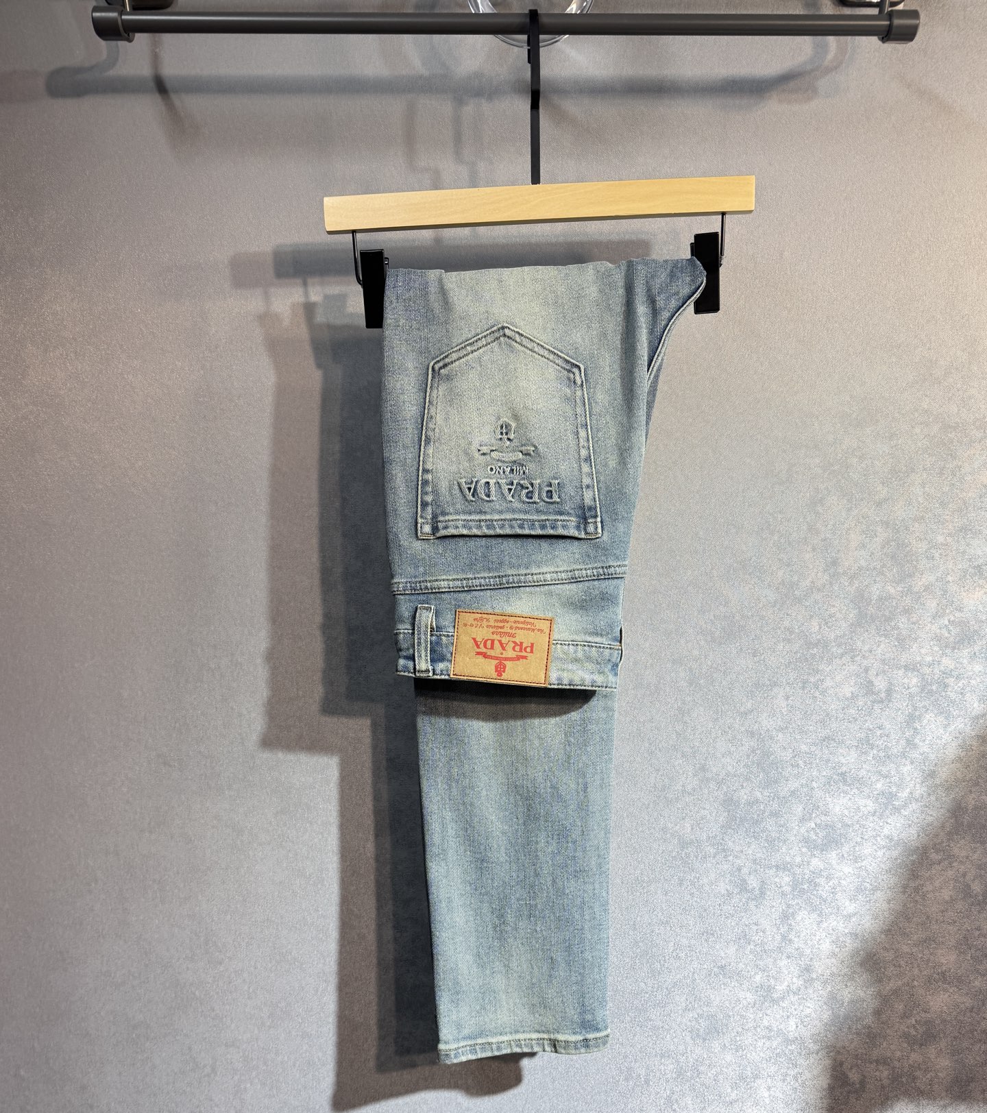 NO:428824,PRADA is a hot-selling new autumn jeans counter. Taste and value are shared. They are very comfortable to wear. They are low-key and luxurious. They are very classy when worn. There is no need to say much about the style and cutting of the pants. The upper body is exquisite and vivid. The true first-class quality is the real-class casual pants, which are made of Turkish cotton. A22 produces the most famous tannin fabric. The quality is excellent. After heavy washing, the pants are very soft. The straight-footed style is not picky. The upper body is absolutely stylish and extremely luxurious!  Number of codes 29-38. None 37, prada, prada, jeans, alexander wang19860909PRADA 普拉达 秋季新款牛仔裤专柜热销款 品味与价值共享 身穿着非常舒适 低调不失奢华 穿出去非常有档次,裤型款式和裁剪亦无需多言 上身精致跃然.真正一等一顶级质料 真正殿堂级的休闲裤,选用土耳其的棉花 A22生产出最有名的单宁布 品质卓然 经过重水洗使得裤子很柔软 直脚的版型 不挑人 上身绝对的有型 极度奢华！码数29-38.无37,,prada,prada,jeans,alexander wang,Men's clothing