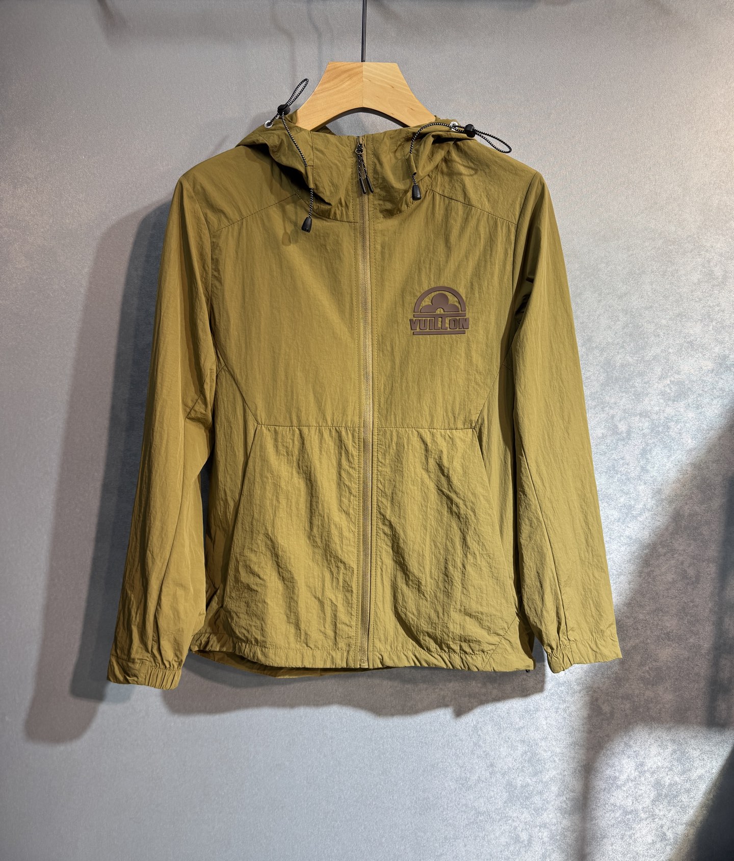 NO:428831,LV Louis Vuitton 2025 summer sun protection suit skin clothing, a must-have outdoors!  Made of imported light nylon technology fabric, the 3D printed upper body is soft and comfortable, wind, rain and sun protection, and super light!  The style is even more fashionable and stylish, with various details highlighting the quality!  Spring and Autumn can be used as a jacket, and S2 is usually used to make a concave look very nice!  Making air-conditioned sunscreen clothes in summer, practical and versatile. Color black and white. Number of code M-3XL (please report height and weight by order),,louis vuitton,louis vuitton,jackets & coats,alexander wang19860909LV 路易威登 2025夏季防晒衣套装皮肤衣,户外必备！采用进口轻尼龙科技面料制作,3D印花上身柔软舒适,防风防雨防晒,并且超级轻盈！款式更是时尚有型,,各种细节凸显品质！春秋可作为外套穿搭,s2平时用以凹造型都非常nice！夏季做空调防晒衣,实用又百搭. 颜色黑色 白色.码数M-3XL（下单请报身高体重）,,louis vuitton,louis vuitton,jackets & coats,alexander wang,Men's clothing