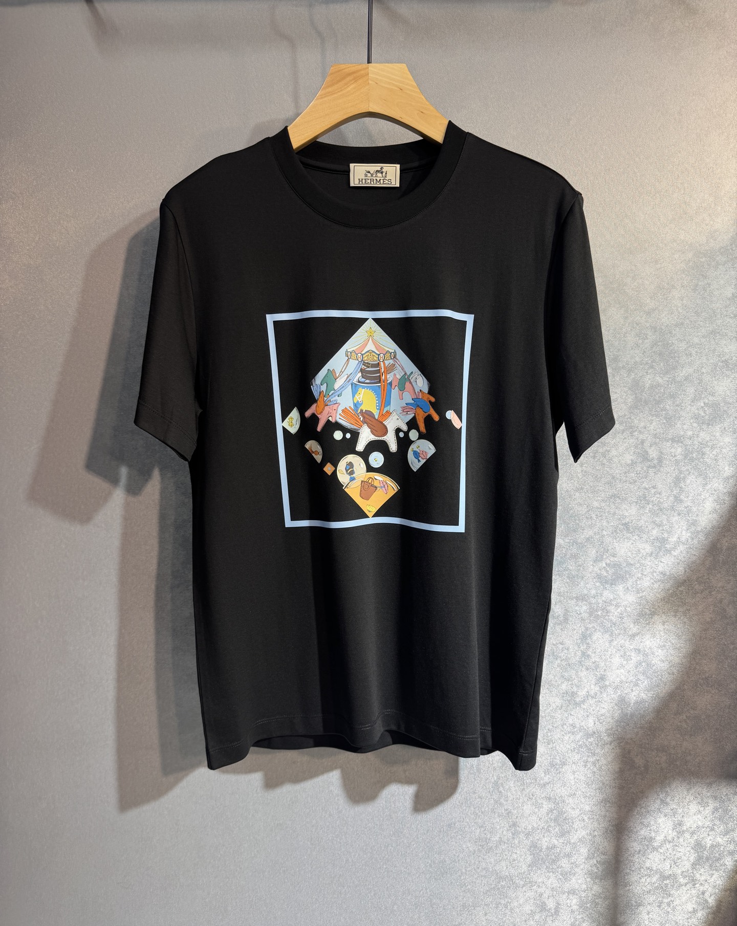 NO:487203,HERMES 25SS new spring and summer short-sleeved version, the highest version of customized mercerized cotton fabric, simple and fashionable style, super beautiful color matching!  Classic logo design Simple and elegant style 608 full of high-end feel, wearable in all seasons. Simple European style, simple and elegant, the same style on sale on the official website. Color: Black White. Number of codes M-XXL (please report height and weight if you place an order),, hermes, hermes, T-shirt, alexander wang19860909HERMES 爱马仕 25SS新款春夏短袖 最高版本客供定制丝光棉面料 简单时尚款,配色超级好看！经典logo的设计 简单大方的款式 608满满的高级感,四季可穿.简欧风格,简洁大气,官网同款在售.颜色: 黑色 白色 .码数 M-XXL（下单请报身高体重）,,hermes,hermes,T-shirt,alexander wang,Men's clothing