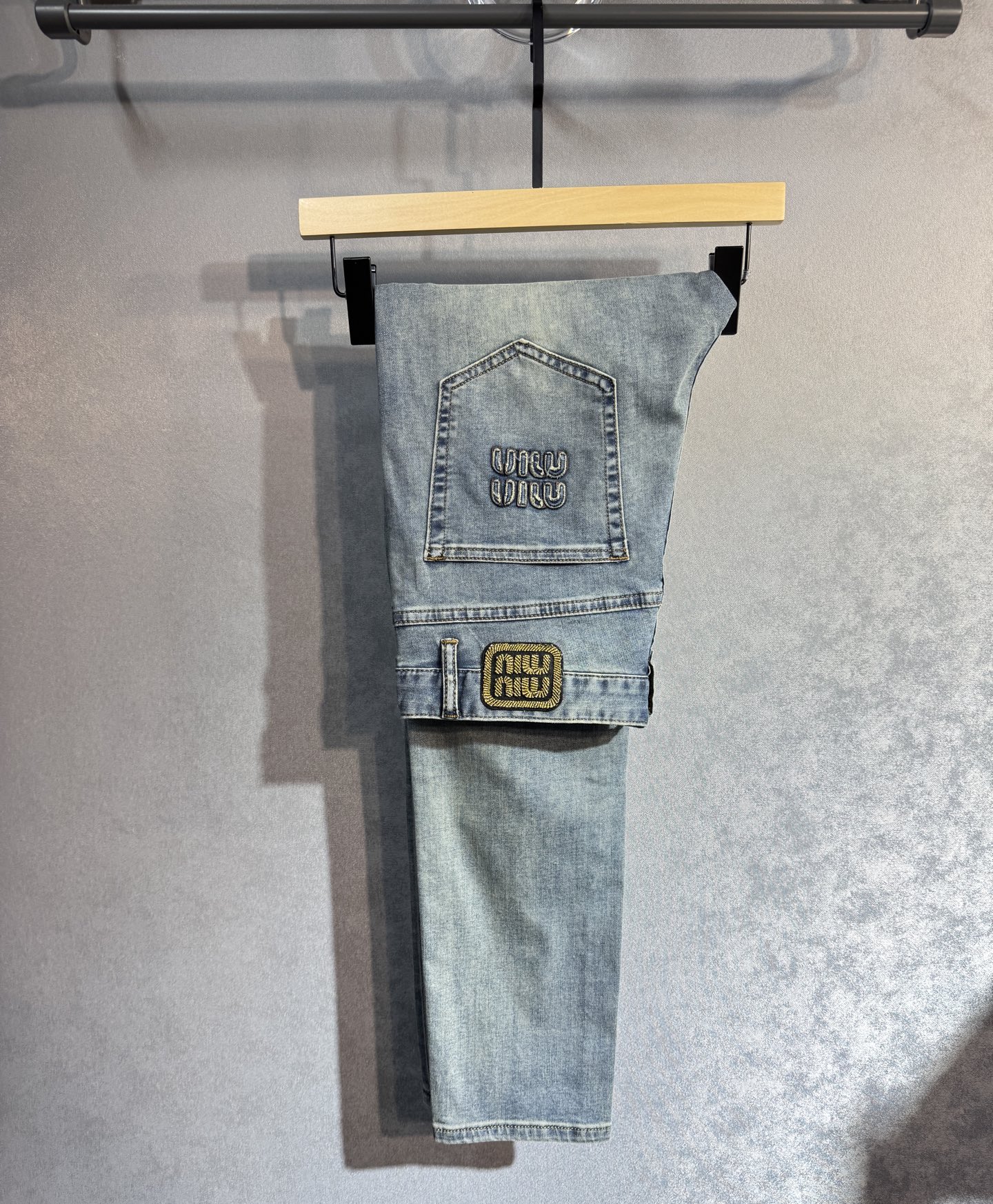 NO:514382,miu miu miu is the hot-selling model in spring and summer jeans. It is shared with taste and value. It is very comfortable to wear, low-key and luxurious. It is very classy when worn. The trouser style and cutting need no more words. The upper body is exquisite and vivid. It is truly first-class and top-notch. The true palace-grade casual pants are made of Turkish cotton. A33 produces the most famous tannin fabric. The quality is excellent. It is heavy washed and makes the pants very soft. The straight-footed style is not picky. The upper body is absolutely stylish and extremely luxurious!  Number of codes 29-38. None 37, miumiu, jeans, alexander wang19860909miu miu 春夏最新品牛仔裤专柜热销款 品味与价值共享 身穿着非常舒适 低调不失奢华 穿出去非常有档次,裤型款式和裁剪亦无需多言 上身精致跃然.真正一等一顶级质料 真正殿堂级的休闲裤,选用土耳其的棉花 A33生产出最有名的单宁布 品质卓然 经过重水洗使得裤子很柔软 直脚的版型 不挑人 上身绝对的有型 极度奢华！码数29-38.无37,,miumiu,jeans,alexander wang,Men's clothing