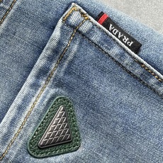 🔥PRADA 普拉达 春夏最新品牛仔裤🔥专柜热销款 品味与价值共享 身穿着非常舒适 低调不失奢华 穿出去 🔥PRADA 普拉达 春夏最新品牛仔裤🔥专柜热销款 品味与价值共享 身穿着非常舒适 低调不失奢华 穿出去