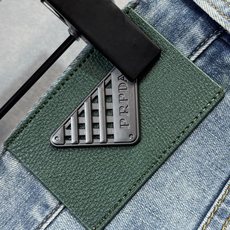 🔥PRADA 普拉达 春夏最新品牛仔裤🔥专柜热销款 品味与价值共享 身穿着非常舒适 低调不失奢华 穿出去 🔥PRADA 普拉达 春夏最新品牛仔裤🔥专柜热销款 品味与价值共享 身穿着非常舒适 低调不失奢华 穿出去