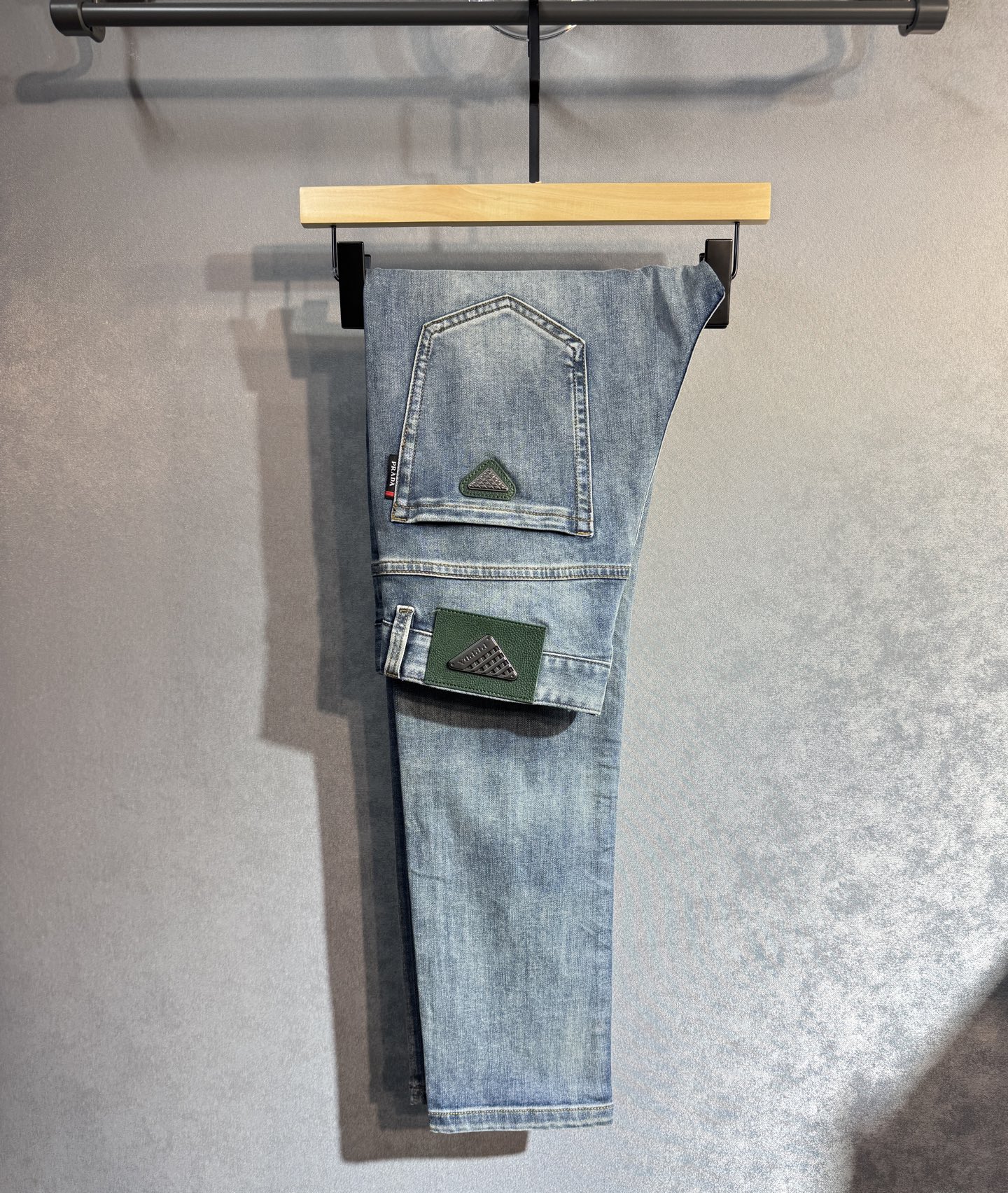 🔥PRADA 普拉达 春夏最新品牛仔裤🔥专柜热销款 品味与价值共享 身穿着非常舒适 低调不失奢华 穿出去