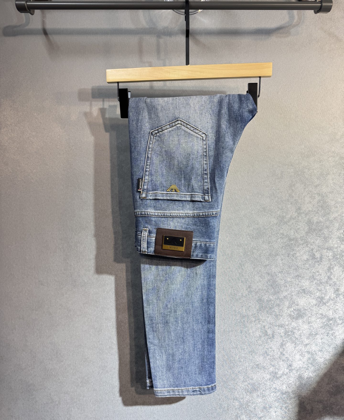 NO:514368,ARMANI The latest spring and summer jeans hot-selling counters. Taste and value are shared. They are very comfortable to wear, low-key and luxurious. They are very classy when worn. There is no need to say much about the style and cutting of the pants. The upper body is exquisite and vivid. The true first-class quality is the real-class casual pants, which are made of Turkish cotton. A33 produces the most famous tannin cloth. The quality is excellent. After heavy washing, the pants are very soft. The straight-footed style is not picky. The upper body is absolutely stylish and extremely luxurious!  Number of codes 29-38. None 37, Armani, Armani, Jeans, Alexander wang19860909ARMANI 阿玛尼 春夏最新品牛仔裤专柜热销款 品味与价值共享 身穿着非常舒适 低调不失奢华 穿出去非常有档次,裤型款式和裁剪亦无需多言 上身精致跃然.真正一等一顶级质料 真正殿堂级的休闲裤,选用土耳其的棉花 A33生产出最有名的单宁布 品质卓然 经过重水洗使得裤子很柔软 直脚的版型 不挑人 上身绝对的有型 极度奢华！码数29-38.无37,,armani,armani,jeans,alexander wang,Men's clothing