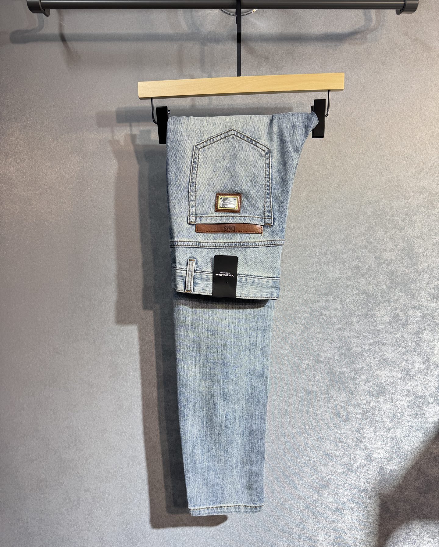 NO:595392,D&G Dolce & Gabbana's latest spring and summer jeans counter best-selling model. Shared taste and value. Very comfortable to wear. Low-key yet luxurious. Very classy to wear. Needless to say the trousers style and cut. The upper body is exquisite and vivid. Really first-class top quality materials. Really palace-level casual pants, using Turkish cotton A33 to produce the most famous denim. The quality is outstanding. After heavy washing, the pants are very soft. The straight-leg version is not picky.  The upper body is absolutely stylish and extremely luxurious!  Code number 29-38. No 37 bs,,Dolce&Gabbana,Dolce&Gabbana,jeans,alexander wang19860909D&G 杜嘉班纳 春夏最新品牛仔裤专柜热销款 品味与价值共享 身穿着非常舒适 低调不失奢华 穿出去非常有档次,裤型款式和裁剪亦无需多言 上身精致跃然.真正一等一顶级质料 真正殿堂级的休闲裤,选用土耳其的棉花 A33生产出最有名的单宁布 品质卓然 经过重水洗使得裤子很柔软 直脚的版型 不挑人 上身绝对的有型 极度奢华！码数29-38.无37 bs,,Dolce&Gabbana,Dolce&Gabbana,jeans,alexander wang,Men's clothing