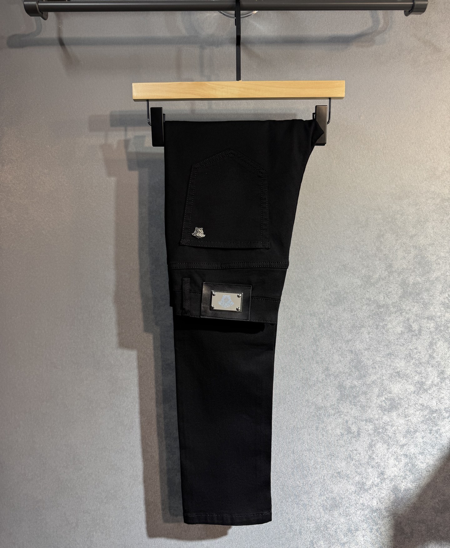 NO:514385,VERSACE The latest jeans in spring and summer are popular for sale. Taste and value are shared. They are very comfortable to wear. They are low-key and luxurious. They are very classy when worn. There is no need to say much about the style and cutting of the pants. The upper body is exquisite and vivid. The true first-class quality is the real-class casual pants, which are made of Turkish cotton. A33 produces the most famous tannin fabric. The quality is excellent. After heavy washing, the pants are very soft. The straight-footed style is not picky. The upper body is absolutely stylish and extremely luxurious!  Number of codes 29-38. None 37, versace, versace, jeans, alexander wang19860909VERSACE 范思哲 春夏最新品牛仔裤专柜热销款 品味与价值共享 身穿着非常舒适 低调不失奢华 穿出去非常有档次,裤型款式和裁剪亦无需多言 上身精致跃然.真正一等一顶级质料 真正殿堂级的休闲裤,选用土耳其的棉花 A33生产出最有名的单宁布 品质卓然 经过重水洗使得裤子很柔软 直脚的版型 不挑人 上身绝对的有型 极度奢华！码数29-38.无37,,versace,versace,jeans,alexander wang,Men's clothing