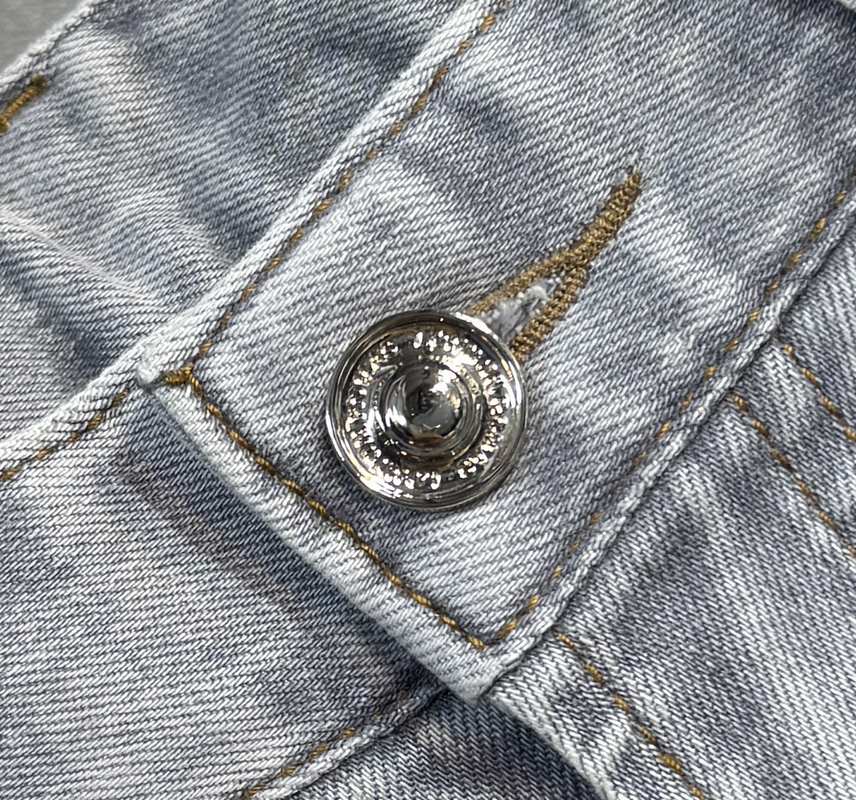 “Prada Spring/Summer Jeans: Comfortable, Luxurious, High-Grade Tailoring in Sizes 29-38” - 图片 6