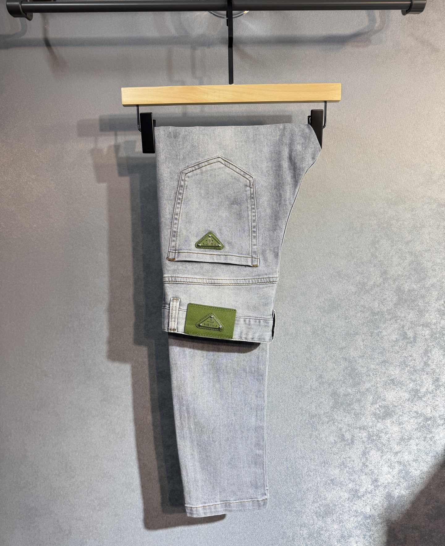 NO:514366,PRADA is the hottest spring and summer jeans counter with the latest products. Taste and value are shared. It is very comfortable to wear, low-key and luxurious. It is very classy when worn. There is no need to say much about the style and cutting of the pants. The upper body is exquisite and vivid. The true first-class quality is the real palace-grade casual pants, which are made of Turkey's cotton. A33 produces the most famous tannin fabric. The quality is excellent. It is heavy washed and makes the pants very soft. The straight-footed style is not picky. The upper body is absolutely stylish and extremely luxurious!  Number of codes 29-38. None 37, prada, prada, jeans, alexander wang19860909PRADA 普拉达 春夏最新品牛仔裤专柜热销款 品味与价值共享 身穿着非常舒适 低调不失奢华 穿出去非常有档次,裤型款式和裁剪亦无需多言 上身精致跃然.真正一等一顶级质料 真正殿堂级的休闲裤,选用土耳其的棉花 A33生产出最有名的单宁布 品质卓然 经过重水洗使得裤子很柔软 直脚的版型 不挑人 上身绝对的有型 极度奢华！码数29-38.无37,,prada,prada,jeans,alexander wang,Men's clothing