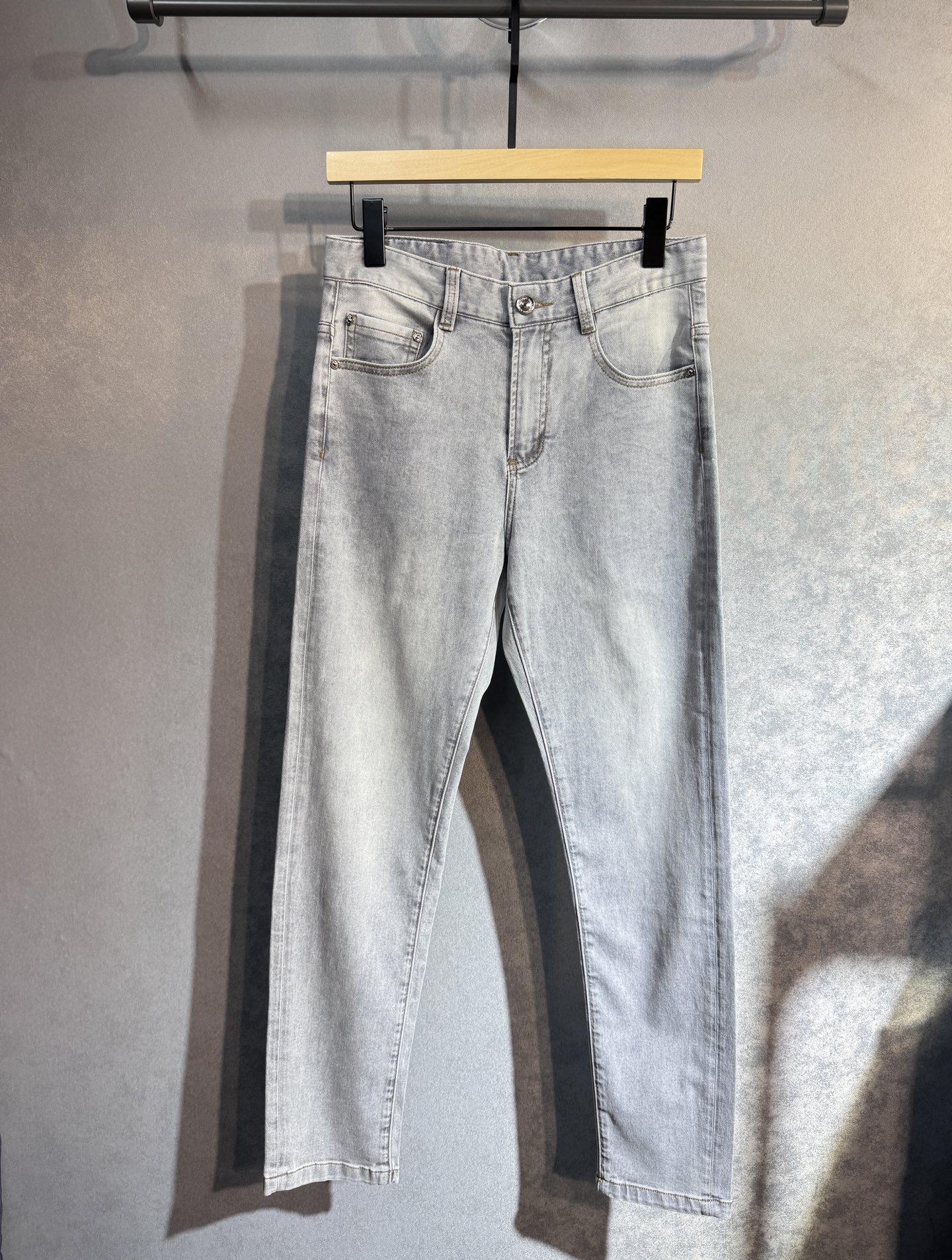 “Prada Spring/Summer Jeans: Comfortable, Luxurious, High-Grade Tailoring in Sizes 29-38” - 图片 2