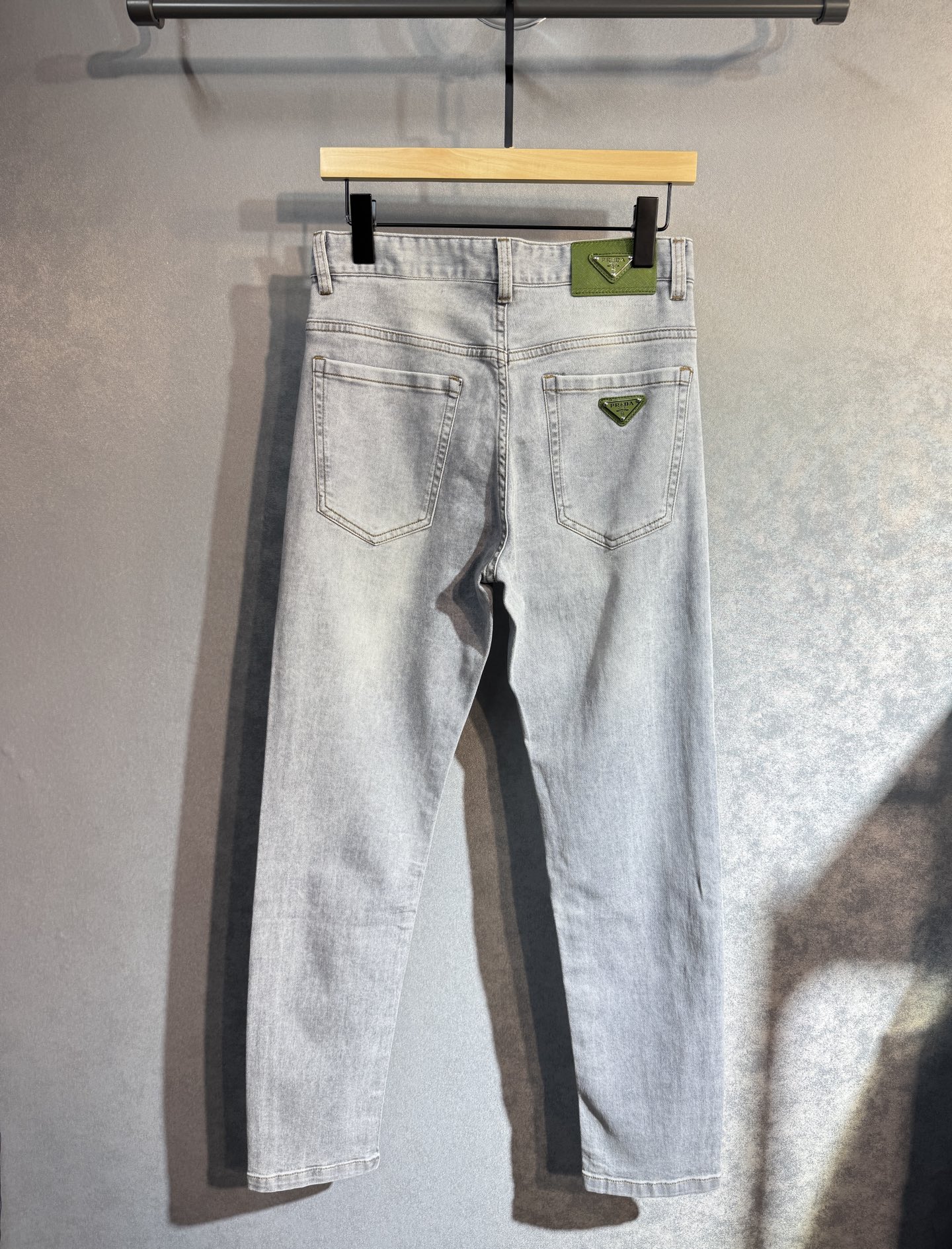 “Prada Spring/Summer Jeans: Comfortable, Luxurious, High-Grade Tailoring in Sizes 29-38” - 图片 3