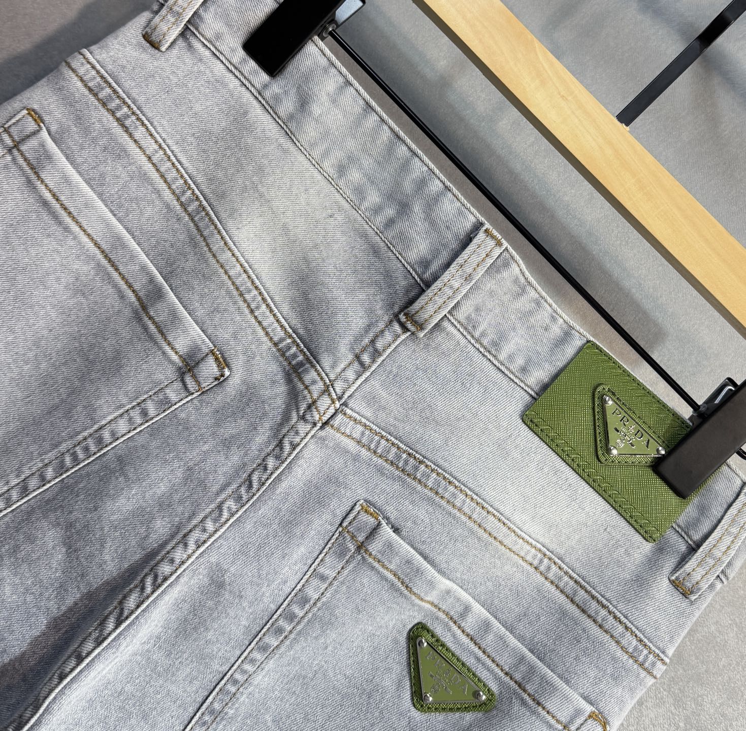 “Prada Spring/Summer Jeans: Comfortable, Luxurious, High-Grade Tailoring in Sizes 29-38” - 图片 7