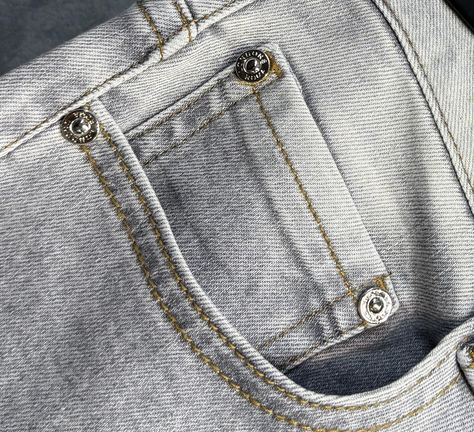 “Prada Spring/Summer Jeans: Comfortable, Luxurious, High-Grade Tailoring in Sizes 29-38” - 图片 5