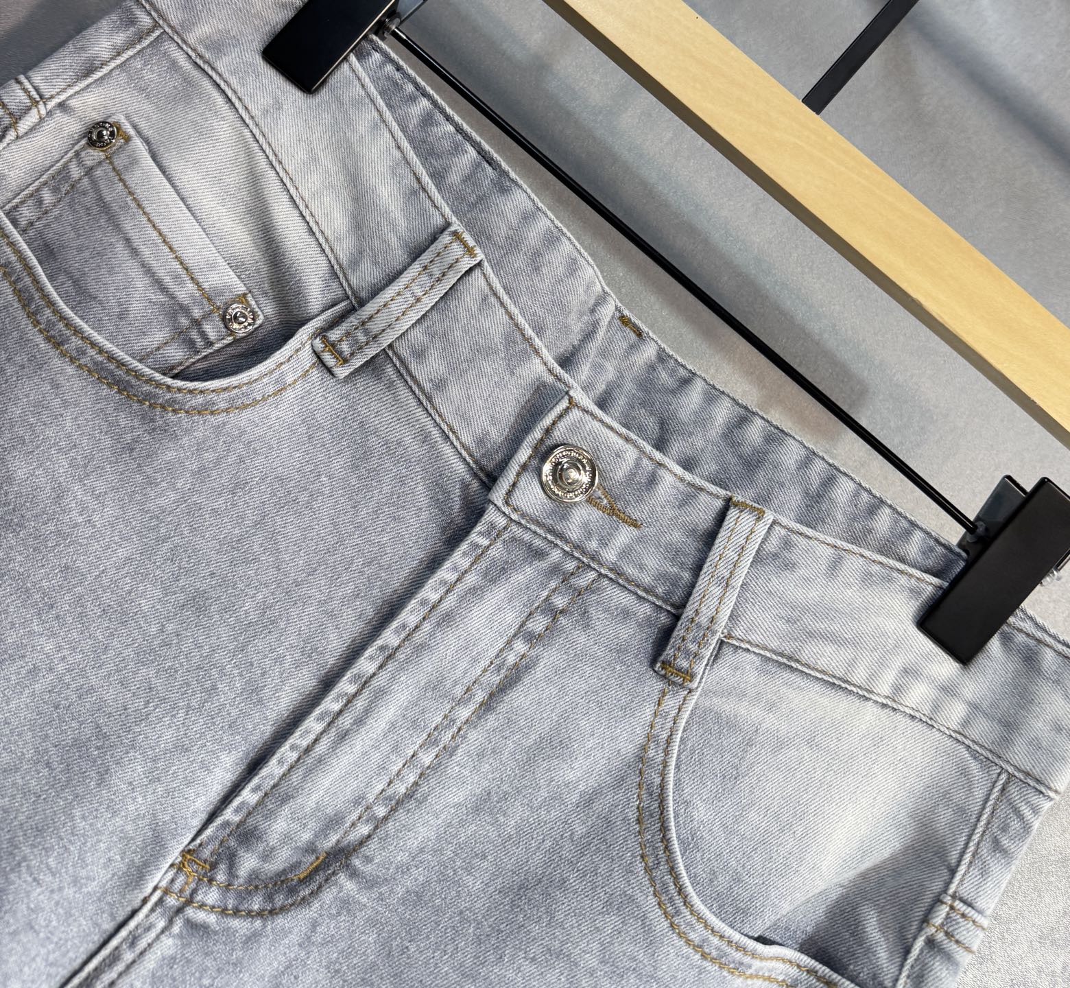 “Prada Spring/Summer Jeans: Comfortable, Luxurious, High-Grade Tailoring in Sizes 29-38” - 图片 4