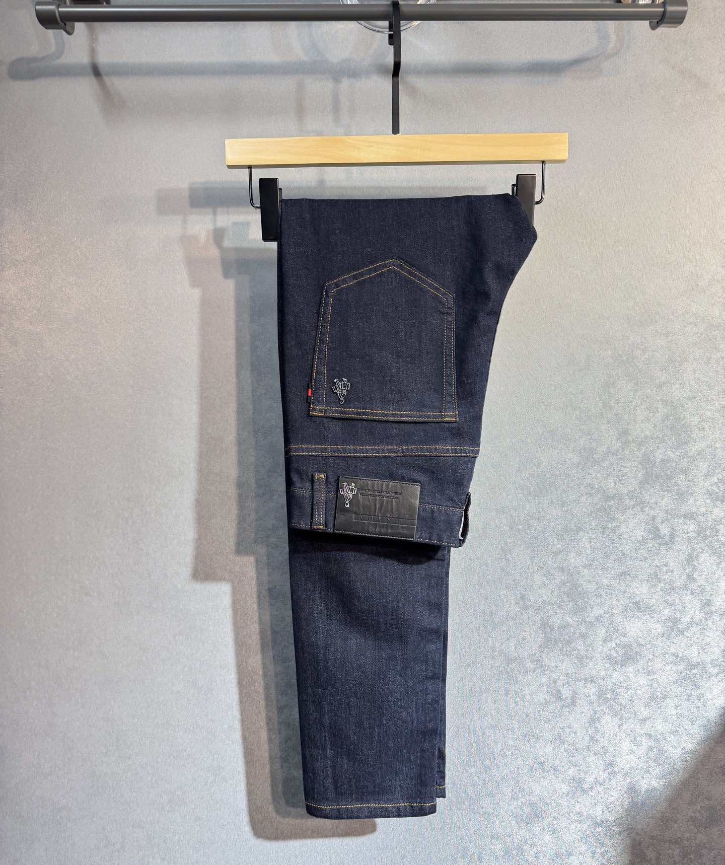 NO:595374,PRADA's latest spring and summer jeans counter best-selling model. Shared taste and value. Very comfortable to wear. Low-key yet luxurious. Very classy to wear. Needless to say the trousers style and cut. The upper body is exquisite. Really first-class and top-quality materials. Really palace-level casual pants, using Turkish cotton. A33 produces the most famous denim. The quality is outstanding. After heavy washing, the pants are very soft. The straight-leg version is not picky. The upper body is absolutely stylish.  Extremely luxurious!  Code number 29-38.No 37 bs,,prada,prada,jeans,alexander wang19860909PRADA 普拉达 春夏最新品牛仔裤专柜热销款 品味与价值共享 身穿着非常舒适 低调不失奢华 穿出去非常有档次,裤型款式和裁剪亦无需多言 上身精致跃然.真正一等一顶级质料 真正殿堂级的休闲裤,选用土耳其的棉花 A33生产出最有名的单宁布 品质卓然 经过重水洗使得裤子很柔软 直脚的版型 不挑人 上身绝对的有型 极度奢华！码数29-38.无37 bs,,prada,prada,jeans,alexander wang,Men's clothing