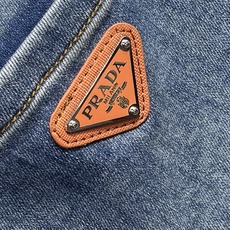 🔥PRADA 普拉达 春夏最新品牛仔裤🔥专柜热销款 品味与价值共享 身穿着非常舒适 低调不失奢华 穿出 🔥PRADA 普拉达 春夏最新品牛仔裤🔥专柜热销款 品味与价值共享 身穿着非常舒适 低调不失奢华 穿出
