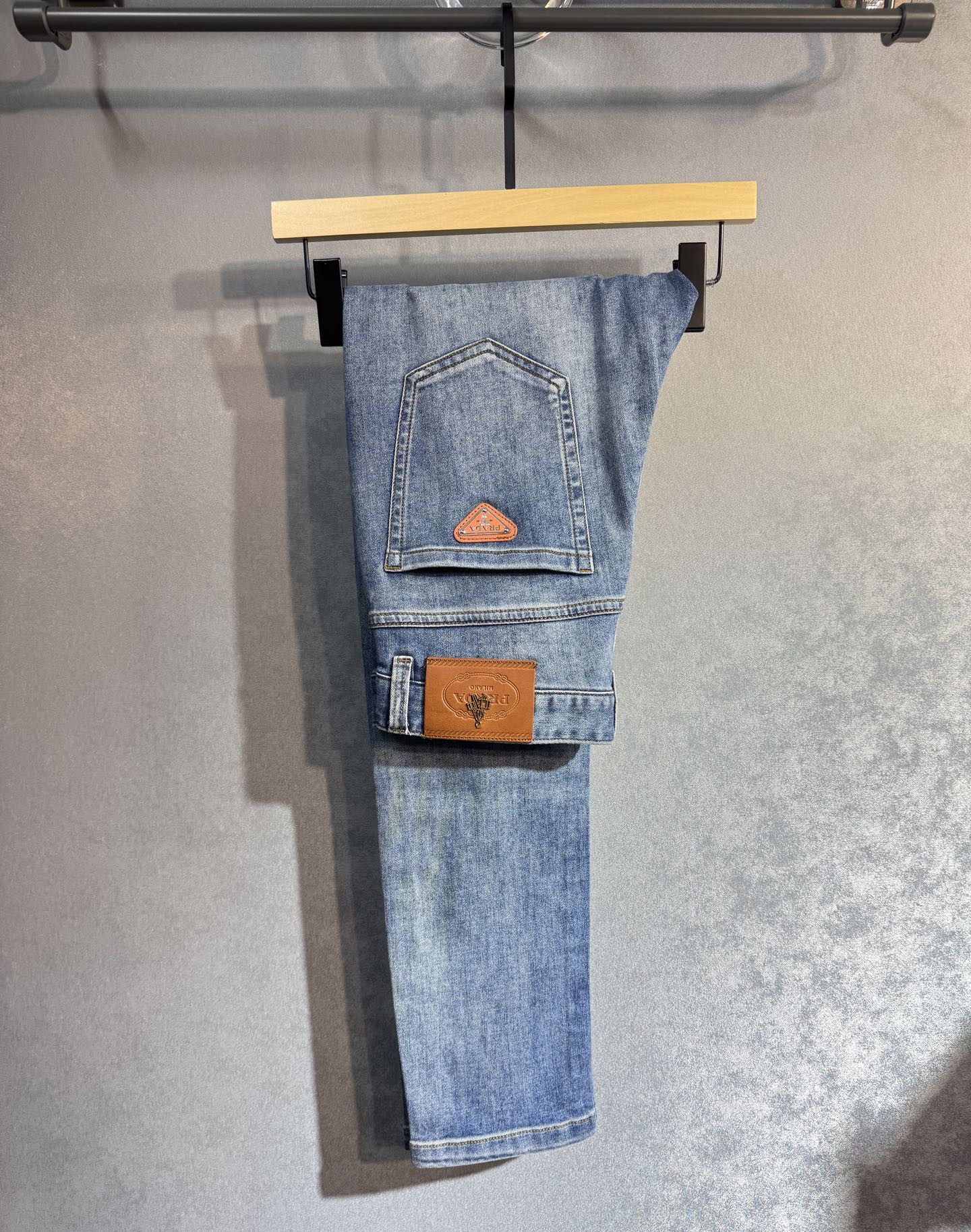 🔥PRADA 普拉达  春夏最新品牛仔裤🔥专柜热销款 品味与价值共享 身穿着非常舒适 低调不失奢华 穿出
