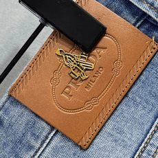 🔥PRADA 普拉达 春夏最新品牛仔裤🔥专柜热销款 品味与价值共享 身穿着非常舒适 低调不失奢华 穿出 🔥PRADA 普拉达 春夏最新品牛仔裤🔥专柜热销款 品味与价值共享 身穿着非常舒适 低调不失奢华 穿出