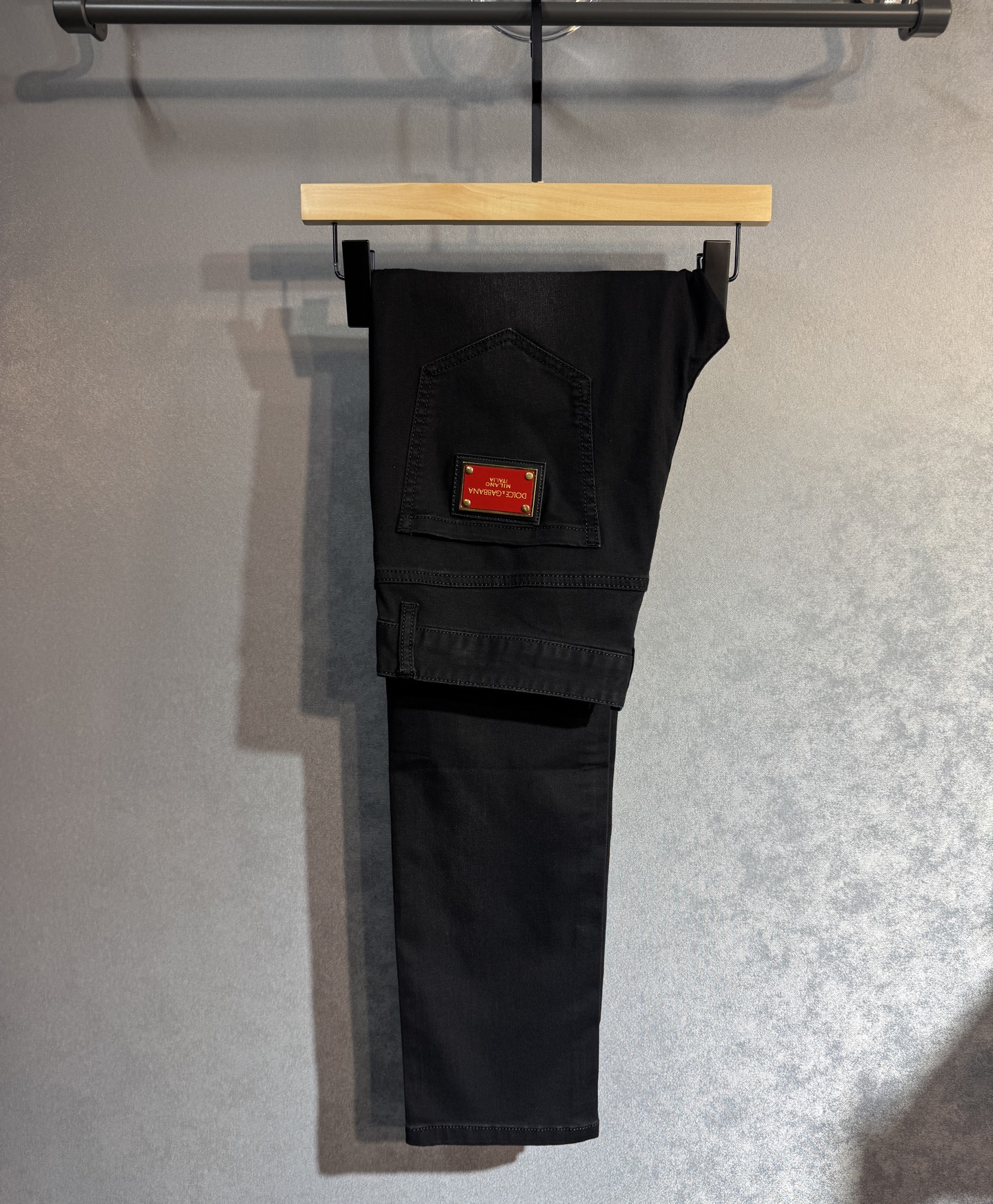 NO:595380,D&G Dolce & Gabbana's latest spring and summer jeans counter best-selling model. Shared taste and value. Very comfortable to wear. Low-key yet luxurious. Very classy to wear. Needless to say the trousers style and cut. The upper body is exquisite and vivid. Really first-class top quality materials. Really palace-level casual pants, using Turkish cotton A33 to produce the most famous denim. The quality is outstanding. After heavy washing, the pants are very soft. The straight-leg version is not picky.  The upper body is absolutely stylish and extremely luxurious!  Code number 29-38. No 37 bs,,Dolce&Gabbana,Dolce&Gabbana,jeans,alexander wang19860909D&G 杜嘉班纳 春夏最新品牛仔裤专柜热销款 品味与价值共享 身穿着非常舒适 低调不失奢华 穿出去非常有档次,裤型款式和裁剪亦无需多言 上身精致跃然.真正一等一顶级质料 真正殿堂级的休闲裤,选用土耳其的棉花 A33生产出最有名的单宁布 品质卓然 经过重水洗使得裤子很柔软 直脚的版型 不挑人 上身绝对的有型 极度奢华！码数29-38.无37 bs,,Dolce&Gabbana,Dolce&Gabbana,jeans,alexander wang,Men's clothing