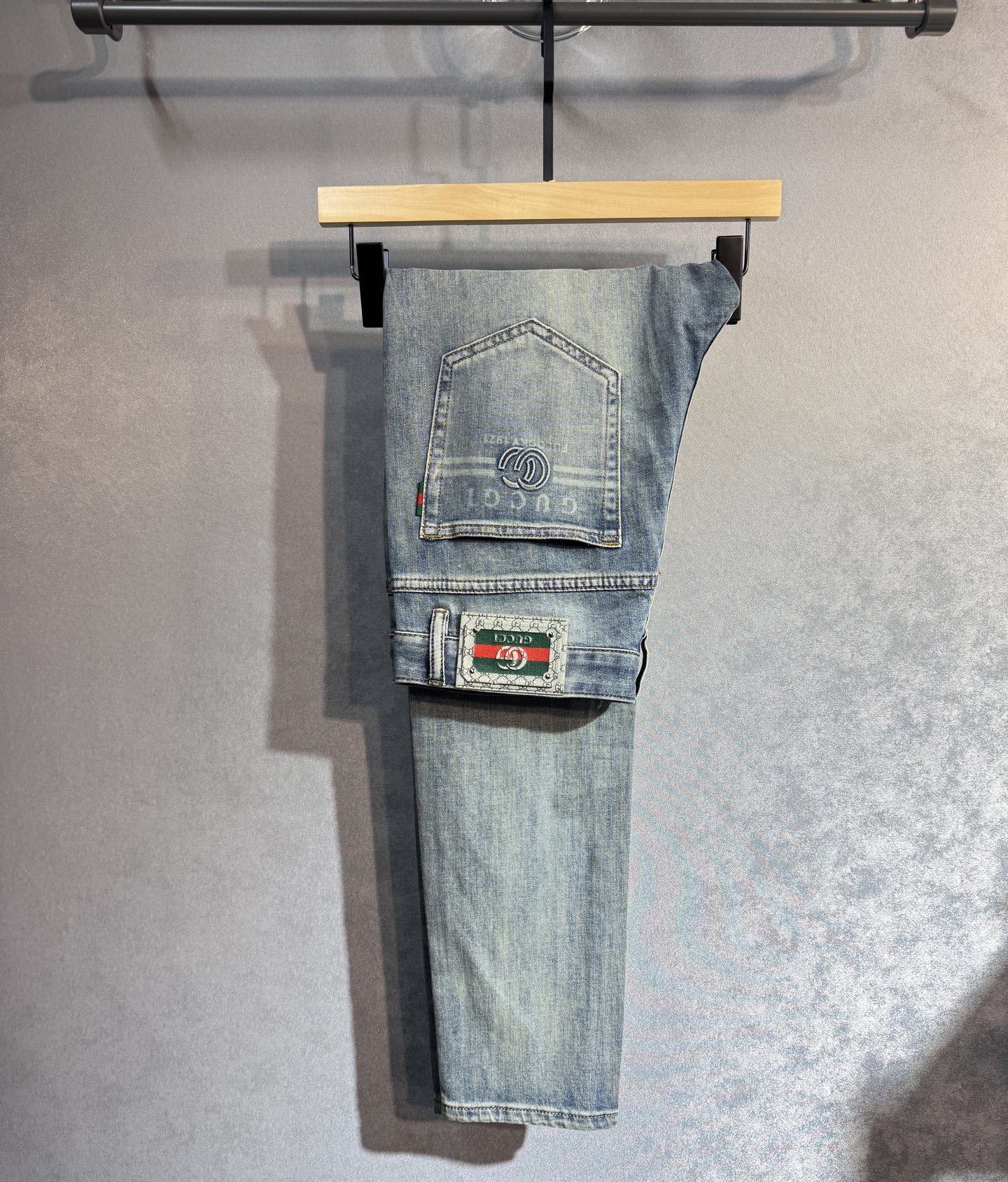 “Newest Gucci Jeans for Spring and Summer: Comfortable, Low-Key, Fancy, Classy” - 图片 1