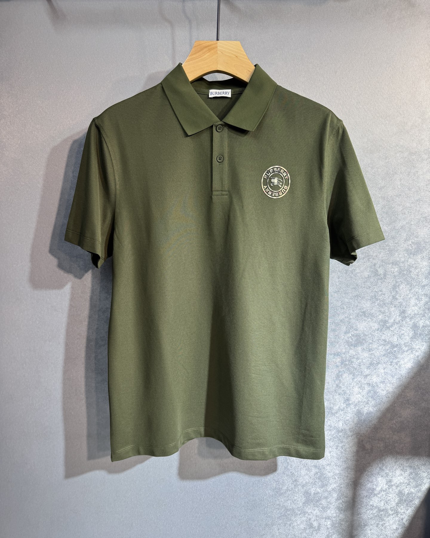 NO:487262,BURBERRY 25SS new spring and summer short-sleeved version, the highest version of customized bead-ground pure cotton fabric, simple and fashionable, with super beautiful color matching!  Classic logo design Simple and elegant style 608 full of high-end feel, wearable in all seasons. Simple European style, simple and atmospheric, the same style on sale on the official website. Color: Blue, Green, Khaki. Number of code M-3XL (please report height and weight if you place an order), burberry, burberry, T-shirt, alexander wang19860909BURBERRY 巴宝莉 25SS新款春夏短袖 最高版本客供定制珠地纯棉面料 简单时尚款,配色超级好看！经典logo的设计 简单大方的款式 608满满的高级感,四季可穿.简欧风格,简洁大气,官网同款在售.颜色: 蓝色 绿色 卡其色.码数M-3XL（下单请报身高体重）,,burberry,burberry,T-shirt,alexander wang,Men's clothing