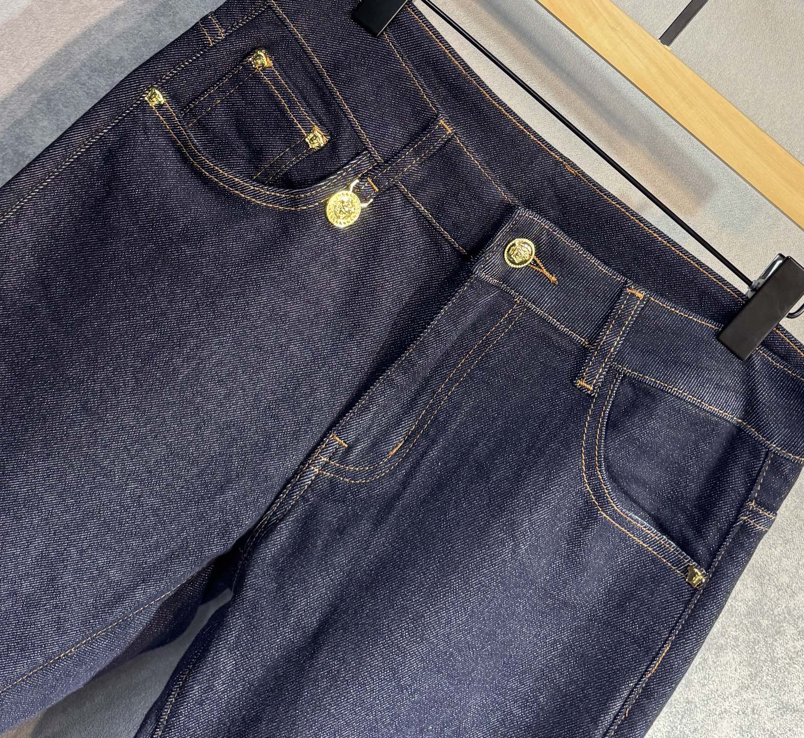 🔥VERSACE 范思哲 春夏最新品牛仔裤🔥出入专卖店无压力 专柜热销款 品味与价值共享 身穿着非常舒适