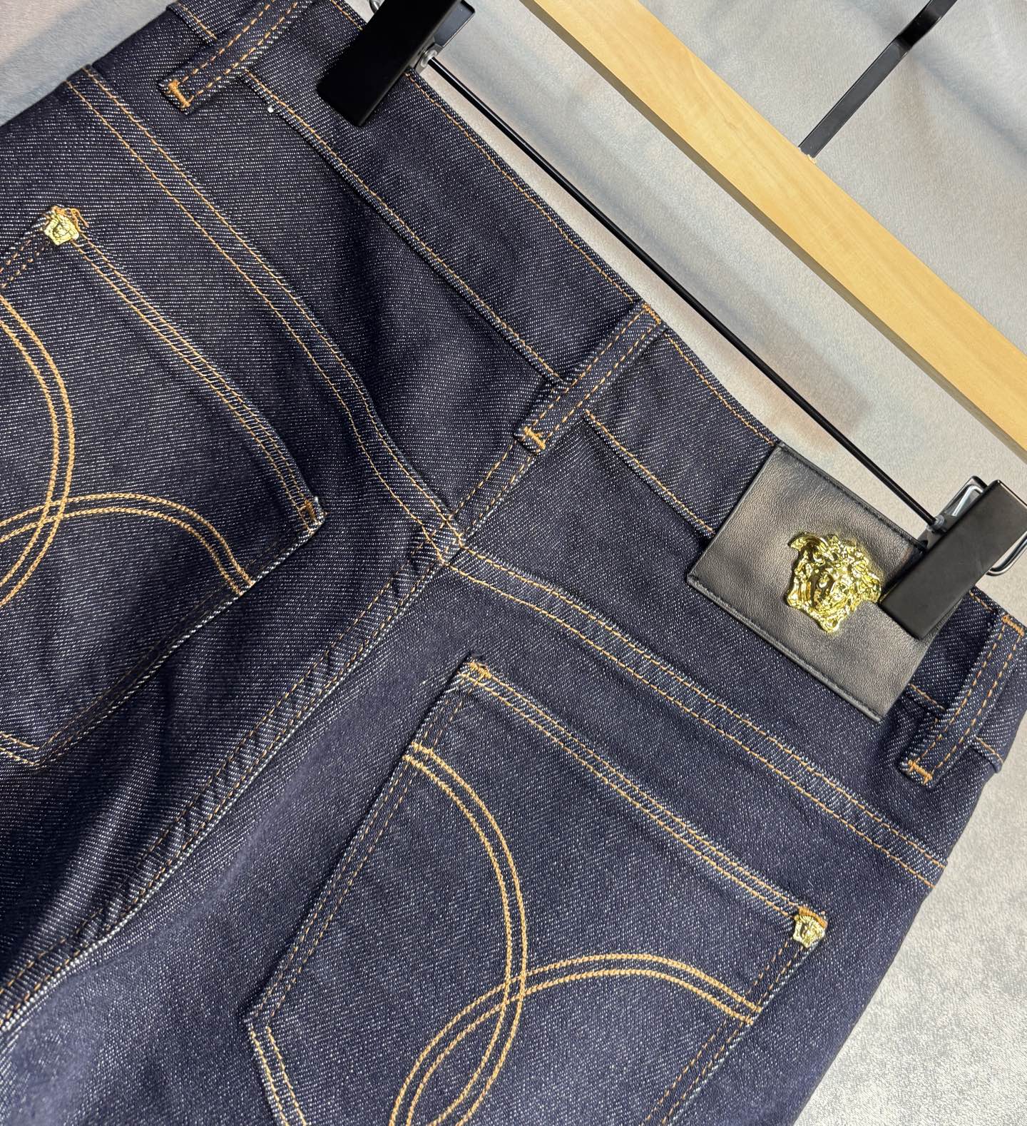 🔥VERSACE 范思哲 春夏最新品牛仔裤🔥出入专卖店无压力 专柜热销款 品味与价值共享 身穿着非常舒适