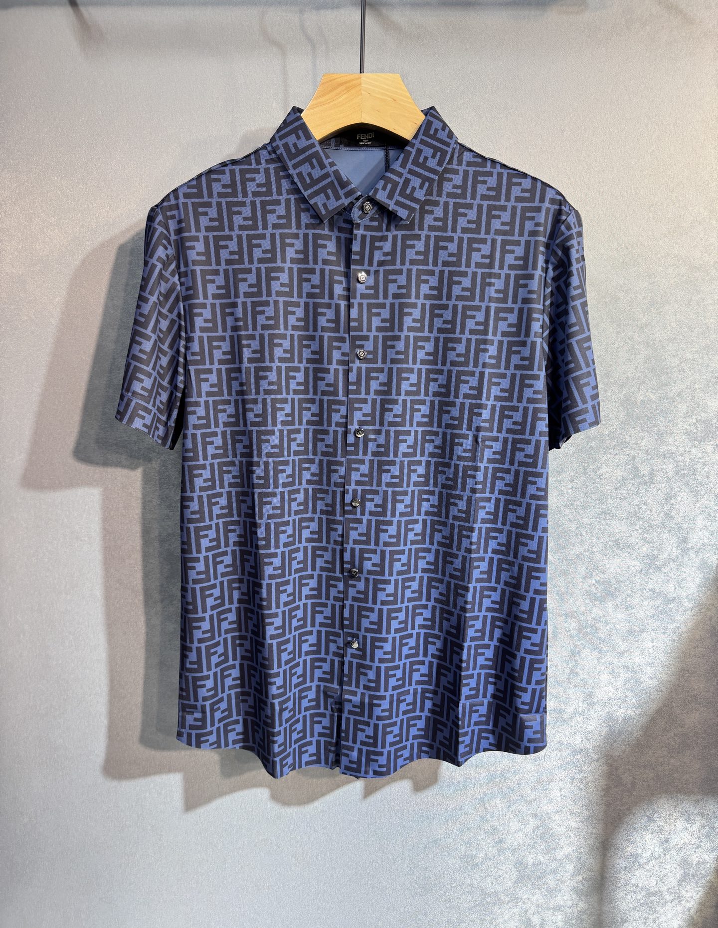 NO:510329,FENDI 25SS new spring and summer short-sleeved shirt, the highest version of customized high-end mercerized cotton fabric, simple and fashionable style, super beautiful color matching!  Classic logo design 518 simple and elegant styles!  Full of high-end feel, wearable in all seasons. Simple European style, simple and elegant, the same style on sale on the official website. Color picture color. Number M-4XL (please report height and weight by placing an order, fendi, fendi, shirts, T-shirts, alexander wang19860909FENDI 芬迪 25SS新款春夏短袖衬衫 最高版本客供定制高端丝光棉面料 简单时尚款,配色超级好看！经典logo的设计 518简单大方的款式！满满的高级感,四季可穿.简欧风格,简洁大气,官网同款在售.颜色图片色.码数M-4XL（下单请报身高体重,,fendi,fendi,shirts,T-shirt,alexander wang,Men's clothing