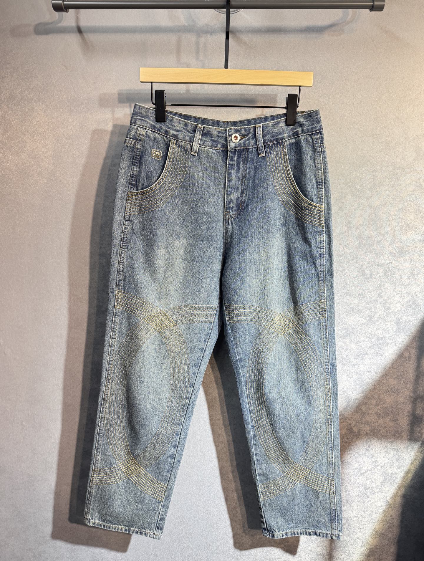 Miu Miu’s New Broad-Legged Jeans: Japanese Water Washed, Unique Details, Wide Size Range - 图片 1