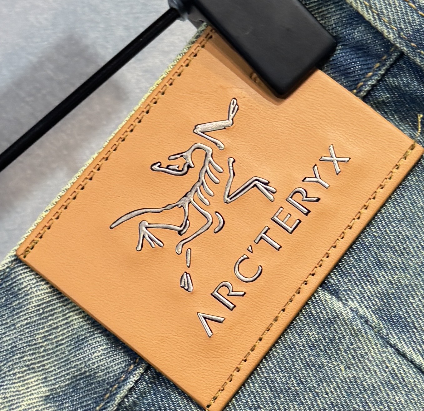 Japanese Washed Broad-Legged Jeans with Embroidery Details and Leather Tag. Sizes 29-38. - 图片 8