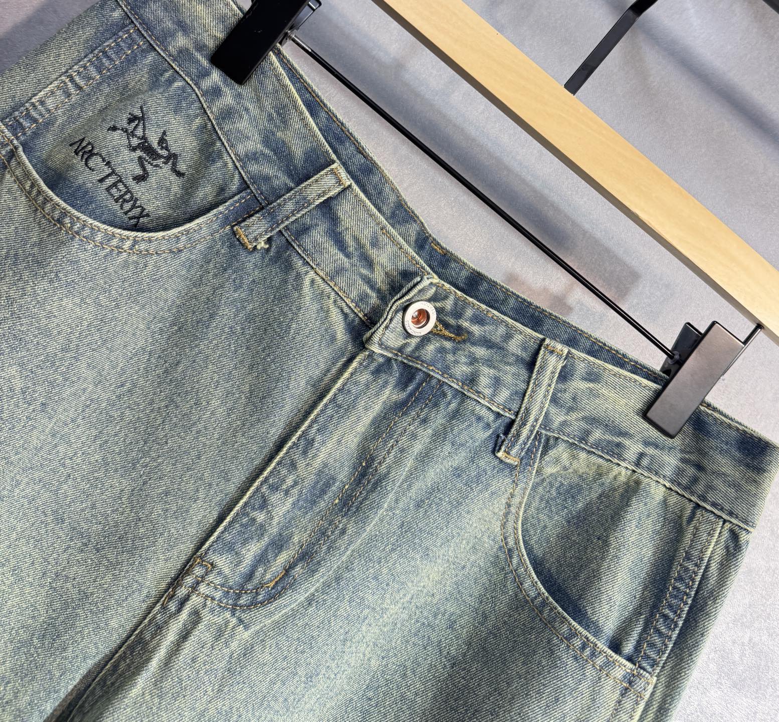 Japanese Washed Broad-Legged Jeans with Embroidery Details and Leather Tag. Sizes 29-38. - 图片 6
